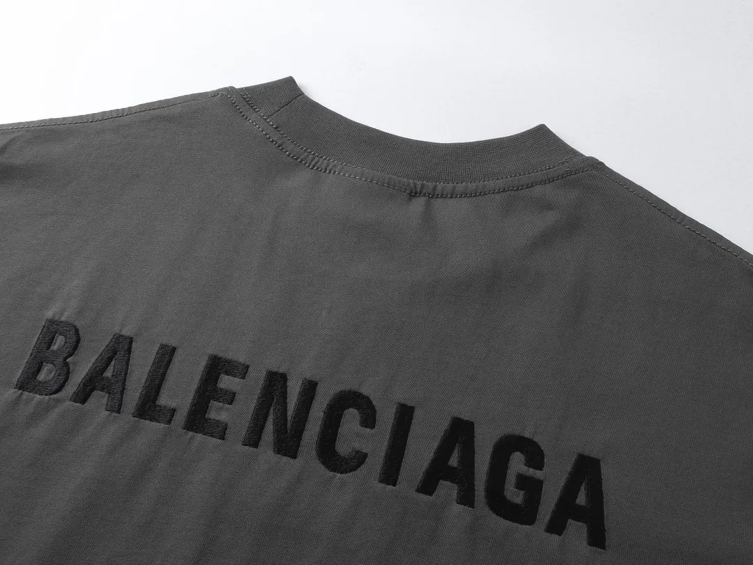 🅿️210 Real photos [Top version. Official website quality] BALENCI*GA/Paris #Classic style. Classic letter embroidered long-sleeved T-shirt on the front and back #2024 spring and autumn brick cabinet synchronization.                       The fabric is made of Paris ZP custom-woven and dyed cotton double yarn, weighing 260 grams. The cloth surface is clean. The cloth pattern is clear, soft and comfortable. The threads are dyed with no color difference. The classic letters are embroidered with an imported embroidery machine. The letters are clear and the effect is three-dimensional, restoring the brick cabinet. The version adopts the OS loose shoulder style. The same style for men and women. Coding: BL235067 Color: black, white, smoke gray Size: XS S M L