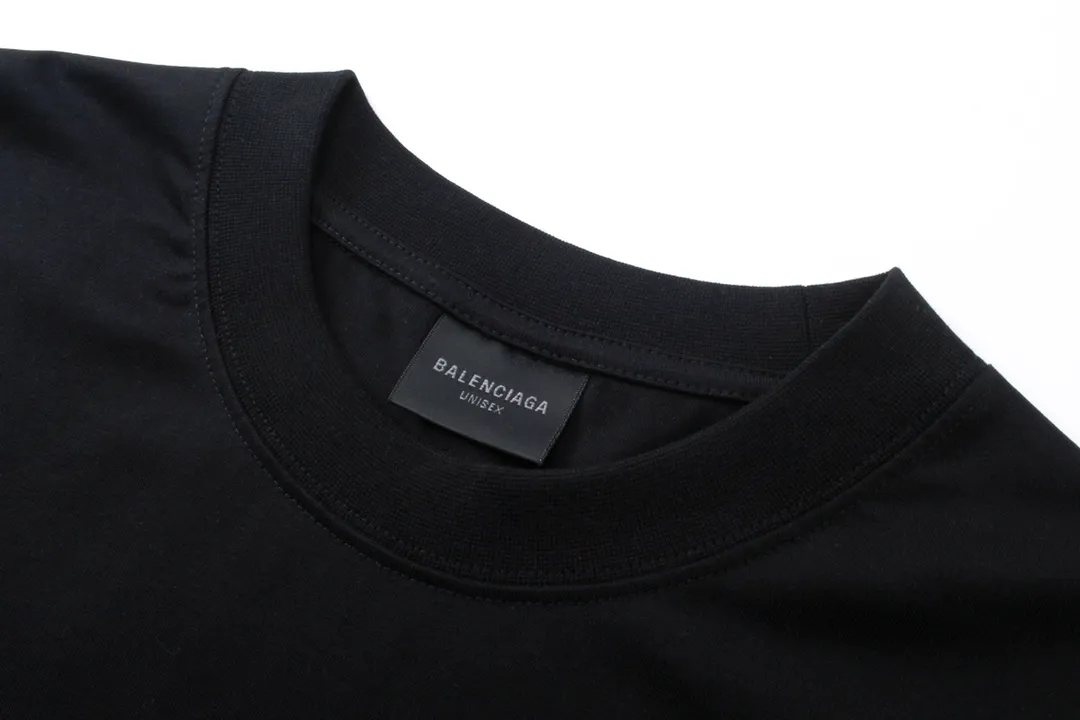 🅿️180 detailed pictures [Top version. Official website quality] BALENCI*GA/Paris. 2024 new style. Front and rear white ink direct-printed short-sleeved T-shirts, brick cabinet synchronization. Genuine product developed at the first time, enjoy printing and comparison! The fabric is made of Paris ZP custom-woven and dyed cotton double yarn. Weighing 260 grams, the cloth surface is clean. The cloth pattern is clear, soft and comfortable. The threads are dyed with no color difference. The classic LOGO uses environmentally friendly imported materials and is directly sprayed with white ink. The letters are clear and the effect is three-dimensional. Restore the brick cabinet. Welcome to compare, the version adopts the OS loose shoulder version. Same style for men and women. Code: BL223320 Color: black, white, size: XS to L