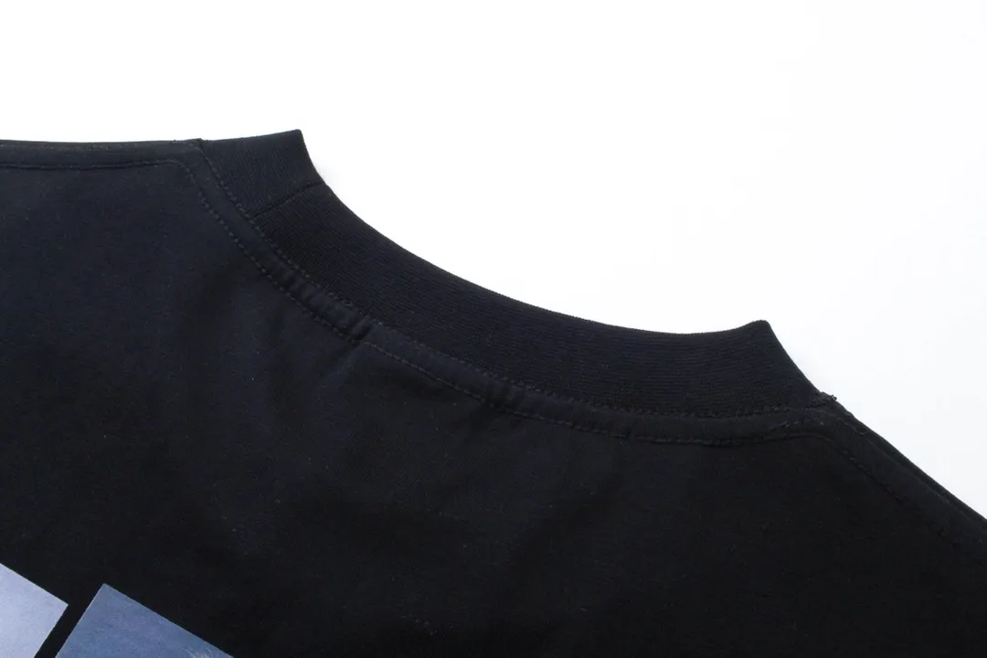 🅿️180 detailed pictures [Top version. Official website quality] BALENCI*GA/Paris. 2024 new style. Front and rear white ink direct-printed short-sleeved T-shirts, brick cabinet synchronization. Genuine product developed at the first time, enjoy printing and comparison! The fabric is made of Paris ZP custom-woven and dyed cotton double yarn. Weighing 260 grams, the cloth surface is clean. The cloth pattern is clear, soft and comfortable. The threads are dyed with no color difference. The classic LOGO uses environmentally friendly imported materials and is directly sprayed with white ink. The letters are clear and the effect is three-dimensional. Restore the brick cabinet. Welcome to compare, the version adopts the OS loose shoulder version. Same style for men and women. Code: BL223320 Color: black, white, size: XS to L