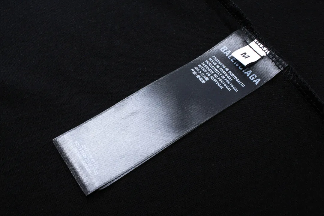 🅿️180 detailed pictures [Top version. Official website quality] BALENCI*GA/Paris. 2024 new style. Front and rear white ink direct-printed short-sleeved T-shirts, brick cabinet synchronization. Genuine product developed at the first time, enjoy printing and comparison! The fabric is made of Paris ZP custom-woven and dyed cotton double yarn. Weighing 260 grams, the cloth surface is clean. The cloth pattern is clear, soft and comfortable. The threads are dyed with no color difference. The classic LOGO uses environmentally friendly imported materials and is directly sprayed with white ink. The letters are clear and the effect is three-dimensional. Restore the brick cabinet. Welcome to compare, the version adopts the OS loose shoulder version. Same style for men and women. Code: BL223320 Color: black, white, size: XS to L