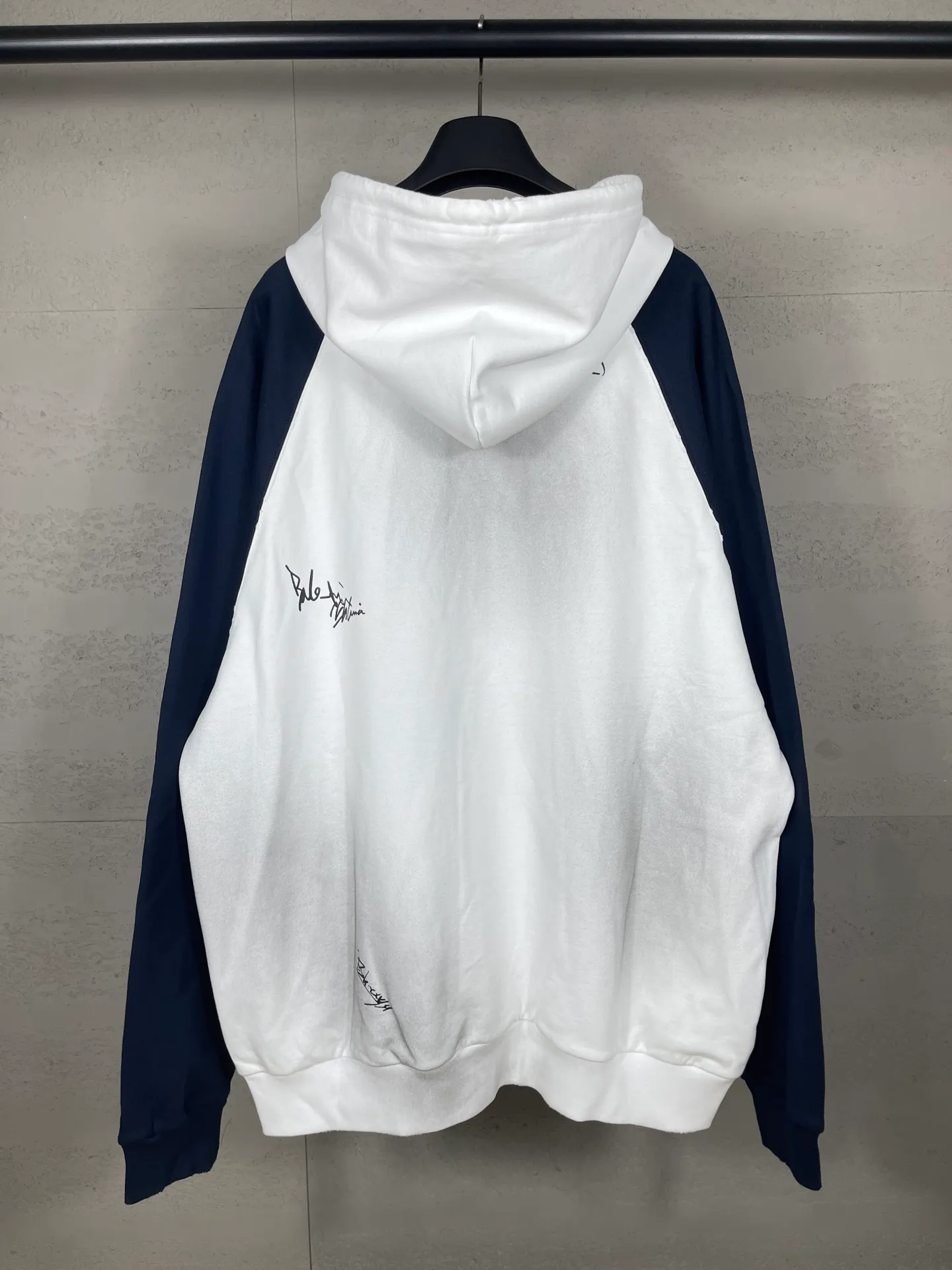 🅿️430 real photos [Top version. Official website quality] BALENCI*GA/Paris #2026 new style Raglan sleeves color block signature printing. Embroidered LOGO washed and distressed hand-painted graffiti new hooded zipper cardigan sweatshirt #2026 Brick cabinet synchronization Overweight craftsmanship. Welcome to compare. The fabric is made of Paris ZP custom-woven and dyed cotton sweatshirt. The weight is 460 grams. The cloth surface is clean. The cloth pattern is clear, soft and comfortable. The threads are dyed with no color difference. The signature is printed with environmentally friendly glue, and the classic letter LOGO is embroidered with an imported Tajima embroidery machine. The letters are clear and the effect is three-dimensional. Garment wash-worn hand-drawn graffiti. Restore brick cabinet, adopt OS loose shoulder style. Same style for men and women. Code: BL259980 Color: black, white Size: XS S M L