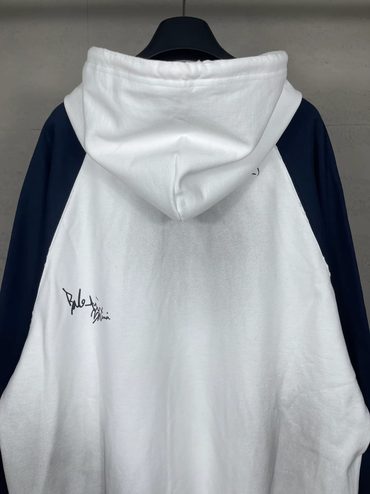 🅿️430 real photos [Top version. Official website quality] BALENCI*GA/Paris #2026 new style Raglan sleeves color block signature printing. Embroidered LOGO washed and distressed hand-painted graffiti new hooded zipper cardigan sweatshirt #2026 Brick cabinet synchronization Overweight craftsmanship. Welcome to compare. The fabric is made of Paris ZP custom-woven and dyed cotton sweatshirt. The weight is 460 grams. The cloth surface is clean. The cloth pattern is clear, soft and comfortable. The threads are dyed with no color difference. The signature is printed with environmentally friendly glue, and the classic letter LOGO is embroidered with an imported Tajima embroidery machine. The letters are clear and the effect is three-dimensional. Garment wash-worn hand-drawn graffiti. Restore brick cabinet, adopt OS loose shoulder style. Same style for men and women. Code: BL259980 Color: black, white Size: XS S M L