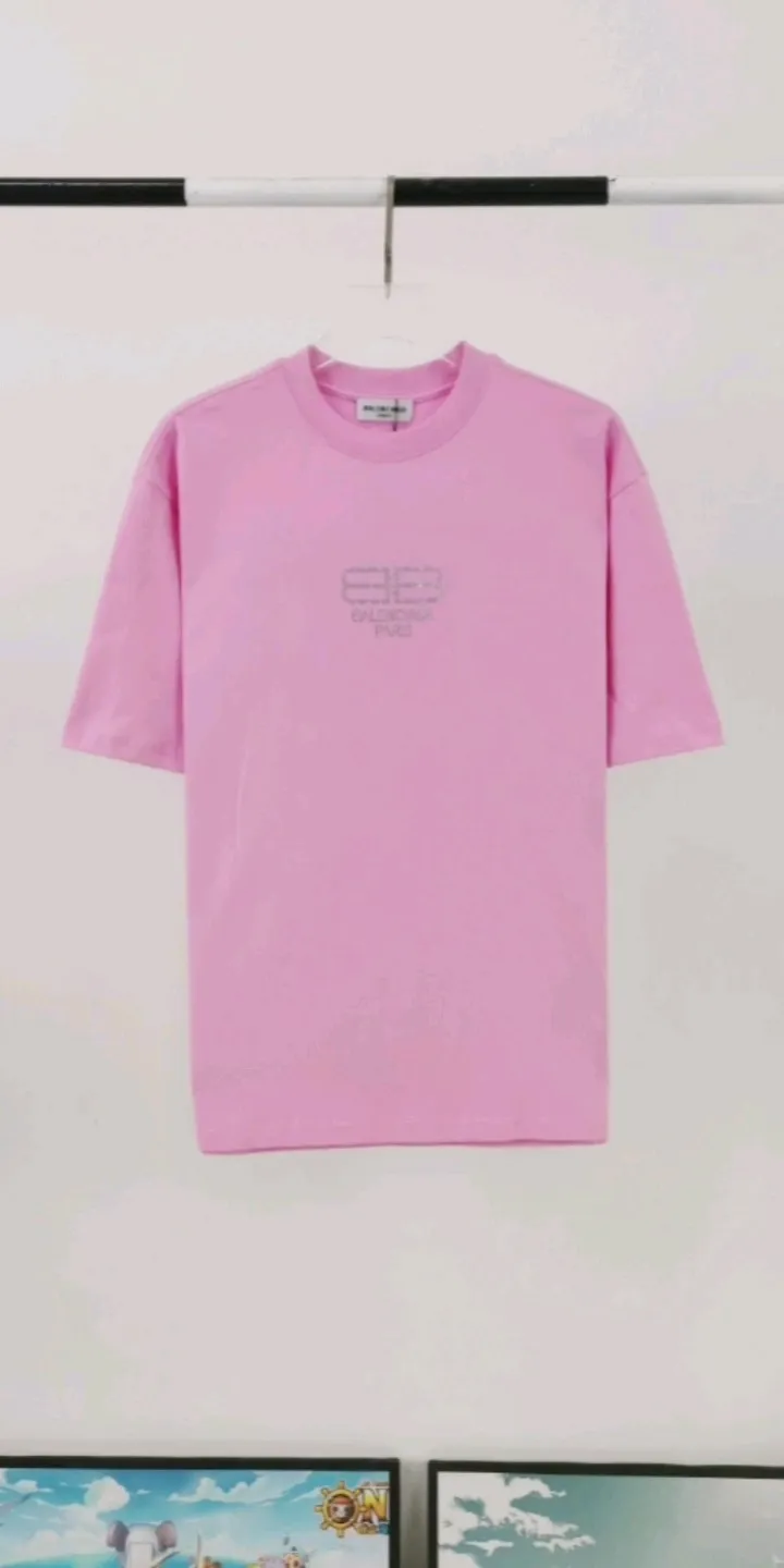 Actual shot of the video————Top tested version of Balenciaga Balenciaga lock new logo hot diamond men and women couple star same style pure cotton short-sleeved T-shirt Imported hot diamond technology The complexity of the layout can be seen from the picture. Swarovski rhinestones are full of gloss to distinguish the difference between the market and the original version 32s240g double yarn combed cotton fabric Three standards for large quantities + code number sticker + dustproof paper with logo Color: black pink Size: Xs-L P270