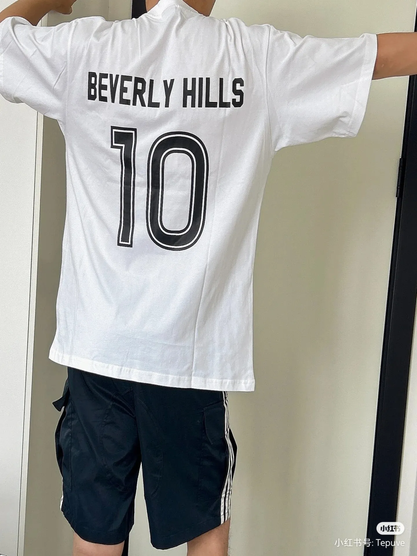 ♻️💯Upper body reference model picture❤️Top version BALENCIAGA Paris ##24ss Paris Manchester United joint football No. 10 embroidered printed short sleeves# , official original, customized 32-count double yarn pure cotton fabric, weighing 280g, soft and delicate to the touch and solider than ordinary cotton fabrics, comfortable, breathable and not easily deformed. The front and rear panels use imported glue screen printing technology + the front panel imported Tajima embroidery machine matte light heavy industry embroidery process to distinguish the market currency, the original accessories are complete with three standards, no pressure when entering and exiting the counter Code number: XS - L Color: black white P:300