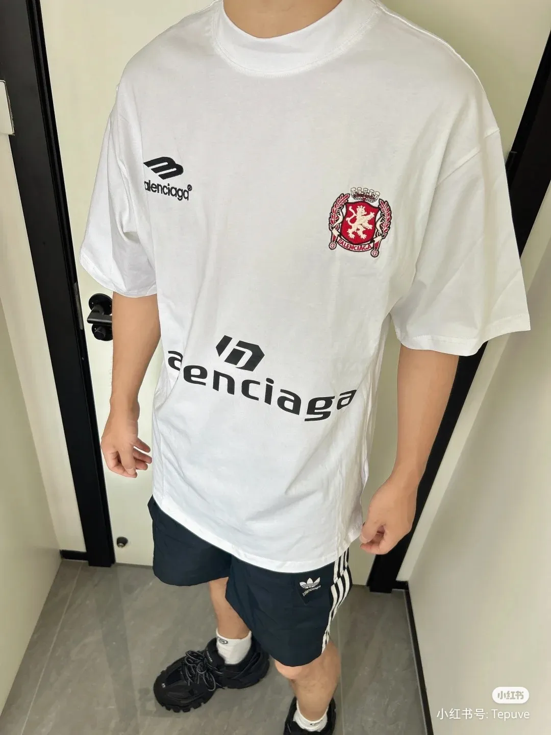 ♻️💯Upper body reference model picture❤️Top version BALENCIAGA Paris ##24ss Paris Manchester United joint football No. 10 embroidered printed short sleeves# , official original, customized 32-count double yarn pure cotton fabric, weighing 280g, soft and delicate to the touch and solider than ordinary cotton fabrics, comfortable, breathable and not easily deformed. The front and rear panels use imported glue screen printing technology + the front panel imported Tajima embroidery machine matte light heavy industry embroidery process to distinguish the market currency, the original accessories are complete with three standards, no pressure when entering and exiting the counter Code number: XS - L Color: black white P:300