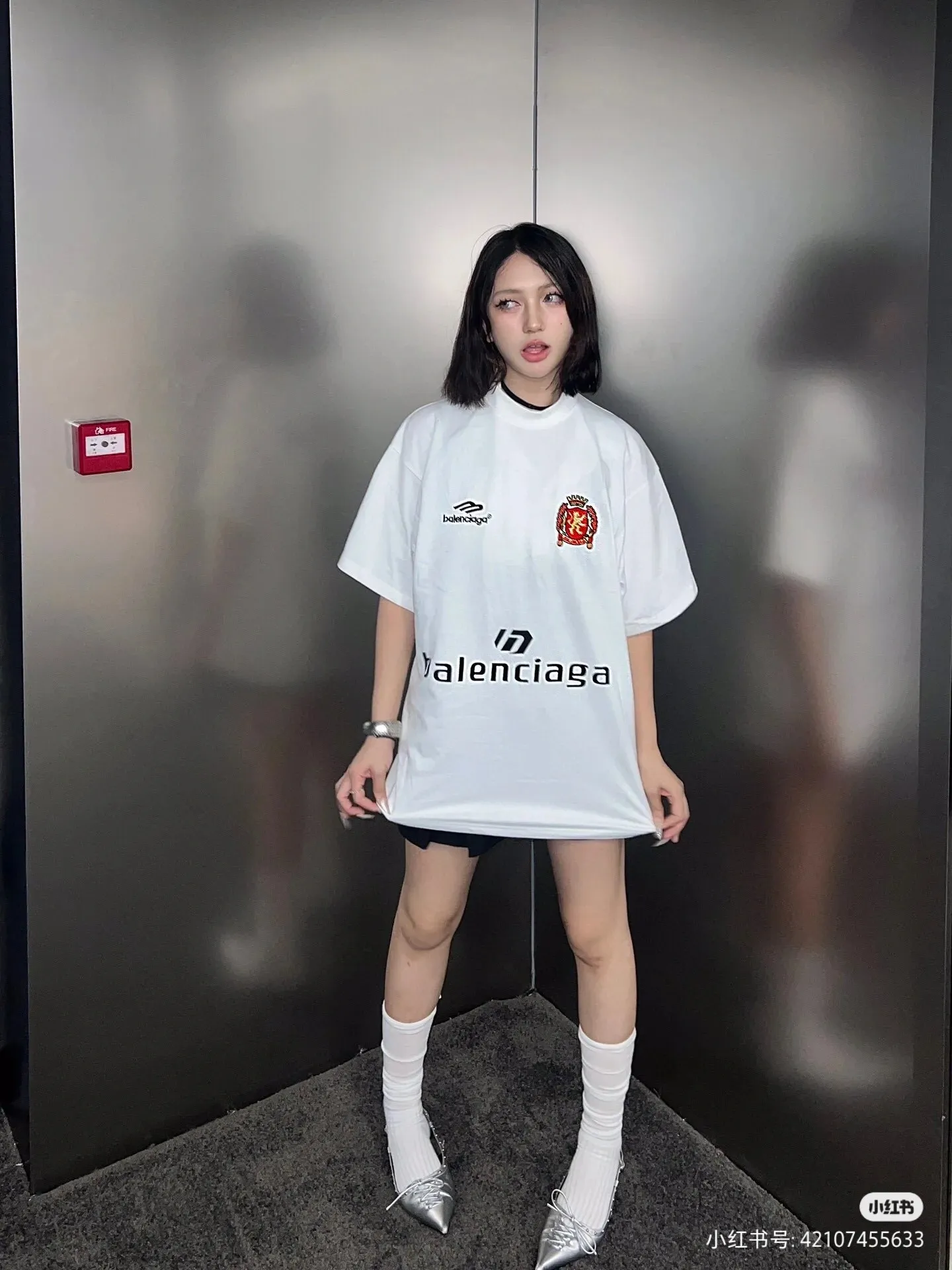 ♻️💯Upper body reference model picture❤️Top version BALENCIAGA Paris ##24ss Paris Manchester United joint football No. 10 embroidered printed short sleeves# , official original, customized 32-count double yarn pure cotton fabric, weighing 280g, soft and delicate to the touch and solider than ordinary cotton fabrics, comfortable, breathable and not easily deformed. The front and rear panels use imported glue screen printing technology + the front panel imported Tajima embroidery machine matte light heavy industry embroidery process to distinguish the market currency, the original accessories are complete with three standards, no pressure when entering and exiting the counter Code number: XS - L Color: black white P:300