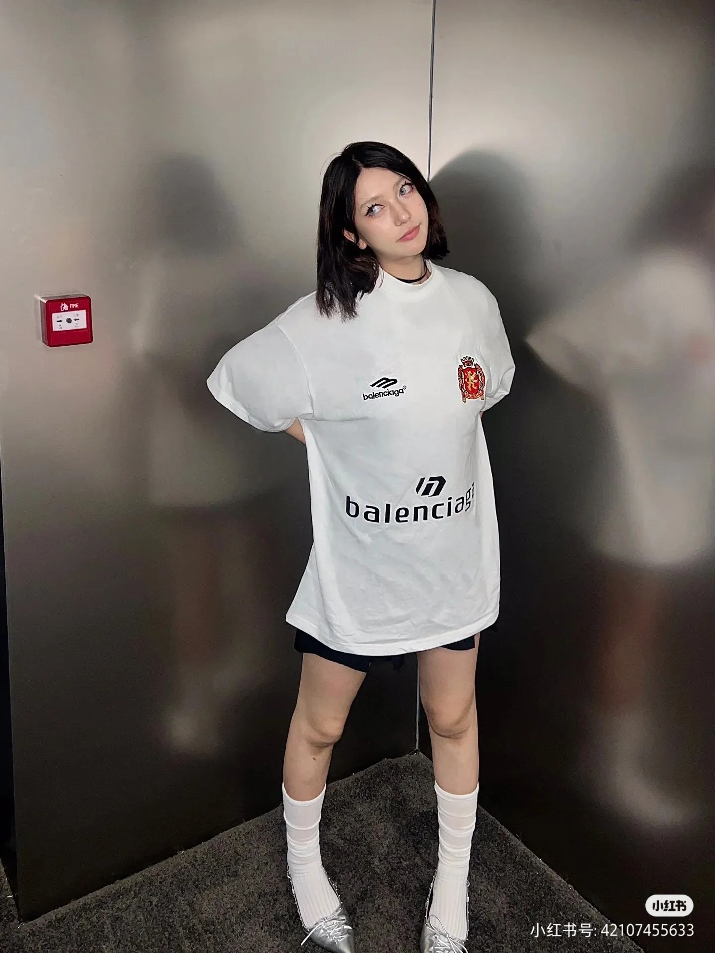 ♻️💯Upper body reference model picture❤️Top version BALENCIAGA Paris ##24ss Paris Manchester United joint football No. 10 embroidered printed short sleeves# , official original, customized 32-count double yarn pure cotton fabric, weighing 280g, soft and delicate to the touch and solider than ordinary cotton fabrics, comfortable, breathable and not easily deformed. The front and rear panels use imported glue screen printing technology + the front panel imported Tajima embroidery machine matte light heavy industry embroidery process to distinguish the market currency, the original accessories are complete with three standards, no pressure when entering and exiting the counter Code number: XS - L Color: black white P:300