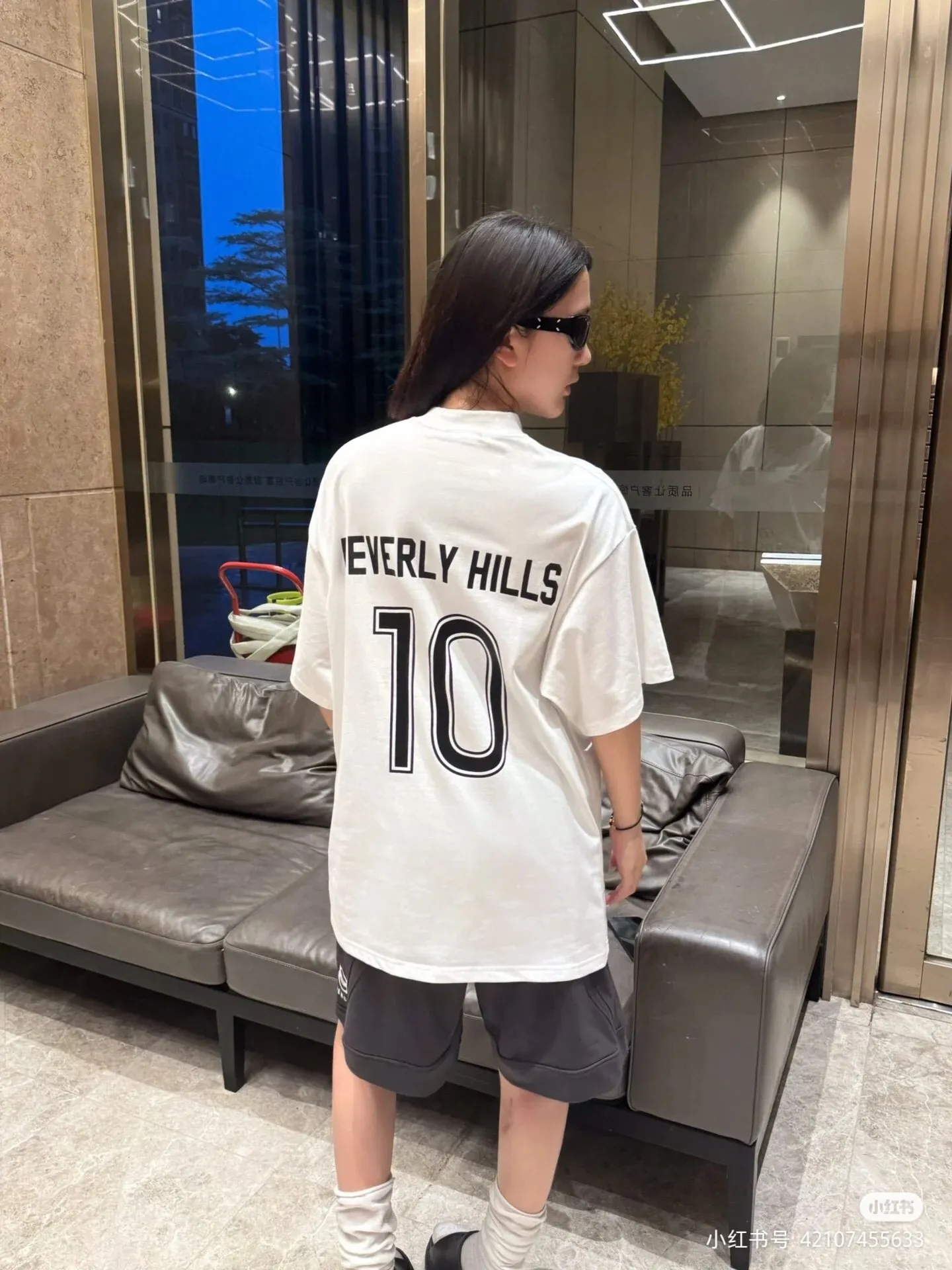 ♻️💯Upper body reference model picture❤️Top version BALENCIAGA Paris ##24ss Paris Manchester United joint football No. 10 embroidered printed short sleeves# , official original, customized 32-count double yarn pure cotton fabric, weighing 280g, soft and delicate to the touch and solider than ordinary cotton fabrics, comfortable, breathable and not easily deformed. The front and rear panels use imported glue screen printing technology + the front panel imported Tajima embroidery machine matte light heavy industry embroidery process to distinguish the market currency, the original accessories are complete with three standards, no pressure when entering and exiting the counter Code number: XS - L Color: black white P:300