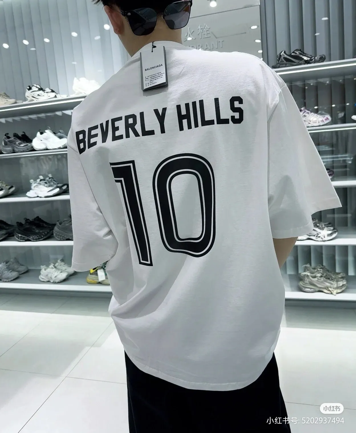 ♻️💯Upper body reference model picture❤️Top version BALENCIAGA Paris ##24ss Paris Manchester United joint football No. 10 embroidered printed short sleeves# , official original, customized 32-count double yarn pure cotton fabric, weighing 280g, soft and delicate to the touch and solider than ordinary cotton fabrics, comfortable, breathable and not easily deformed. The front and rear panels use imported glue screen printing technology + the front panel imported Tajima embroidery machine matte light heavy industry embroidery process to distinguish the market currency, the original accessories are complete with three standards, no pressure when entering and exiting the counter Code number: XS - L Color: black white P:300