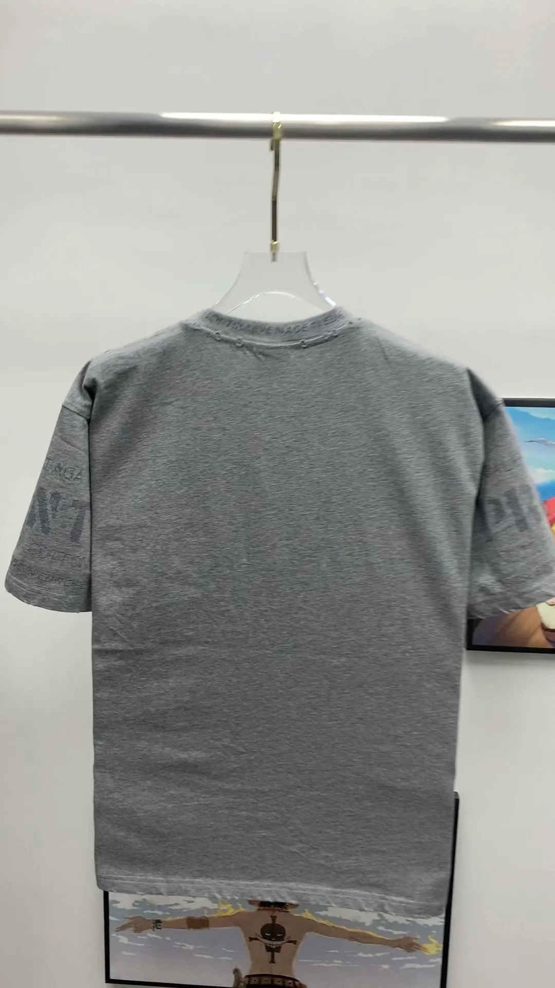 Real shot video on the back————The top tested version Balenciaga 23SS pixel letter printed male and female couple star short-sleeved T-shirt The fabric is made of 260g plain weave 32-count double-strand double yarn compact siro spinning imported "Fukuhara" brand circular knitting machine. Both sides are lint-free and dust-free. The surface of the fabric is clean, lint-free and dust-free. The 32-count thread double yarn is custom-woven and dyed in the same vat with the garment fabric to ensure no color difference. The printing process is relatively cumbersome. The base is reinforced with glue, which helps to consolidate the printing and contains penetrating color fastness. High strength, fully automatic elliptical heating integrated printing machine, foggy dot matrix effect, repeated modifications, good printing color fastness, resistant to washing water and not easy to crack, all pattern effects restored, printing with transparent bottom lines and no burrs, double-layer stitching on the back collar is firm and tight, double chain routing on the shoulders, tight hem tightening, full fabric drape, consistent pattern alignment, custom-numbered washing, and only present every detail to customers Sixe：XS S M L P:260