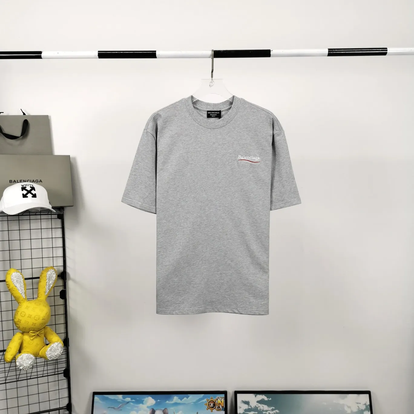[New arrival] The top tested version of Balenciaga BALENCIAGA Cola Malone embroidery printed male and female couple star same style short-sleeved T-shirt in three colors, guaranteed to be the same as the original fabric, no color difference! Customized dyeing in a package! INS, Xiaohongshu’s popular style, classics that never fade away! The king of orders in Spain, the fried chicken is highly recommended! 32S 280g pure cotton double yarn fabric, comfortable and wide! Full of drape! The printing uses Tajima embroidery machine imported from Japan, which is known as the fighter among embroidery machines. The embroidery is meticulous, with no threads or skipped threads, the printing and embroidery are full and fine, and the letter spacing is consistent with ZP! Wearing it gives you full confidence and peace of mind! The labels and washes are all correct! On behalf of G at the same level! Consistent packaging at the counter!  Size: XS-L Color: Beige, taro purple, active gray, light hemp gray P:260