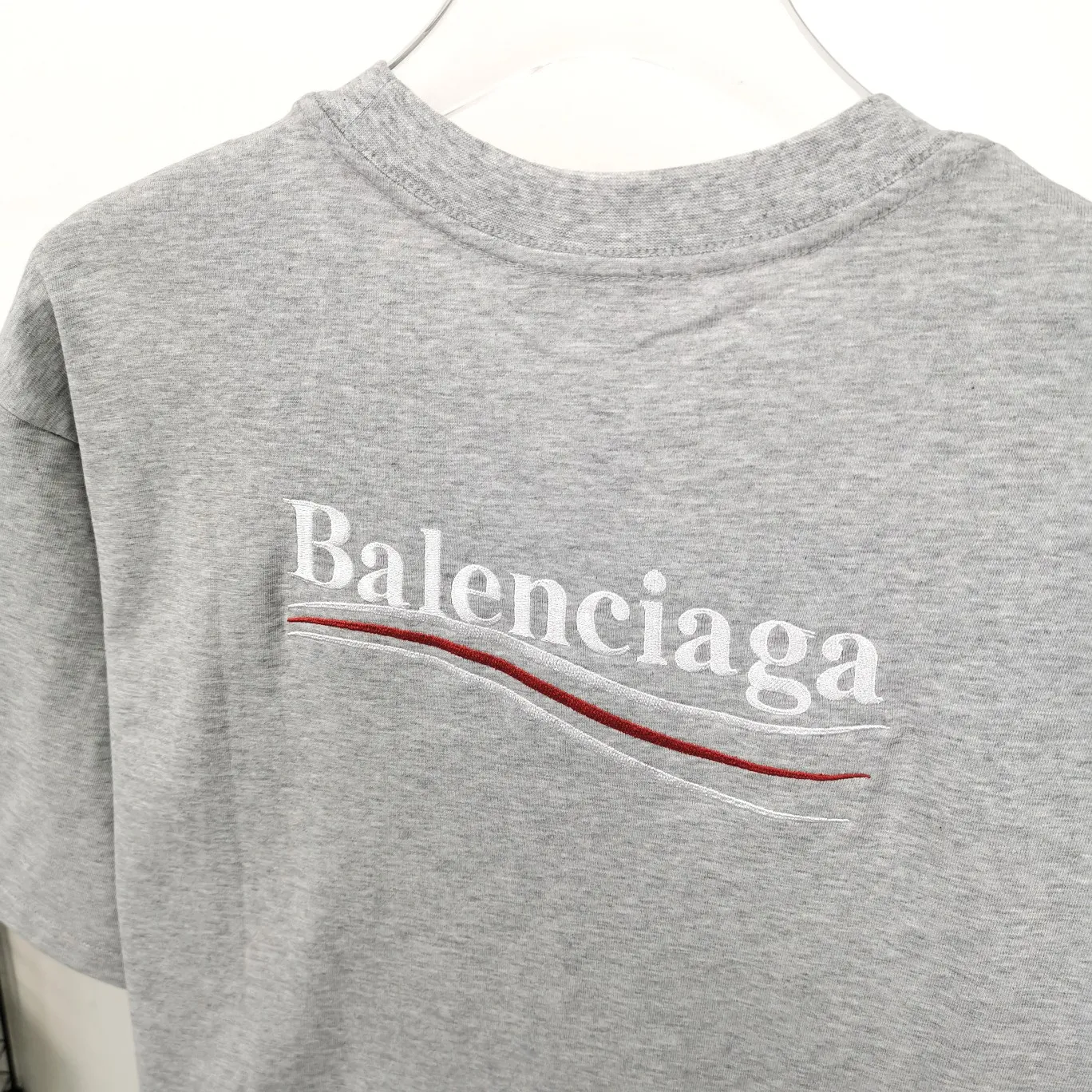[New arrival] The top tested version of Balenciaga BALENCIAGA Cola Malone embroidery printed male and female couple star same style short-sleeved T-shirt in three colors, guaranteed to be the same as the original fabric, no color difference! Customized dyeing in a package! INS, Xiaohongshu’s popular style, classics that never fade away! The king of orders in Spain, the fried chicken is highly recommended! 32S 280g pure cotton double yarn fabric, comfortable and wide! Full of drape! The printing uses Tajima embroidery machine imported from Japan, which is known as the fighter among embroidery machines. The embroidery is meticulous, with no threads or skipped threads, the printing and embroidery are full and fine, and the letter spacing is consistent with ZP! Wearing it gives you full confidence and peace of mind! The labels and washes are all correct! On behalf of G at the same level! Consistent packaging at the counter!  Size: XS-L Color: Beige, taro purple, active gray, light hemp gray P:260