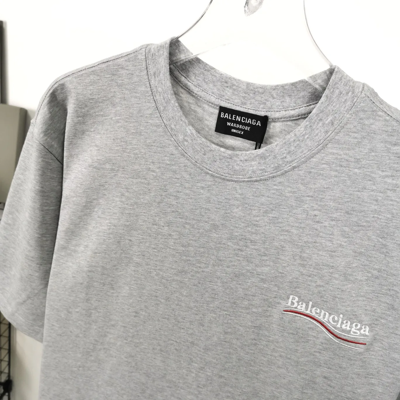 [New arrival] The top tested version of Balenciaga BALENCIAGA Cola Malone embroidery printed male and female couple star same style short-sleeved T-shirt in three colors, guaranteed to be the same as the original fabric, no color difference! Customized dyeing in a package! INS, Xiaohongshu’s popular style, classics that never fade away! The king of orders in Spain, the fried chicken is highly recommended! 32S 280g pure cotton double yarn fabric, comfortable and wide! Full of drape! The printing uses Tajima embroidery machine imported from Japan, which is known as the fighter among embroidery machines. The embroidery is meticulous, with no threads or skipped threads, the printing and embroidery are full and fine, and the letter spacing is consistent with ZP! Wearing it gives you full confidence and peace of mind! The labels and washes are all correct! On behalf of G at the same level! Consistent packaging at the counter!  Size: XS-L Color: Beige, taro purple, active gray, light hemp gray P:260