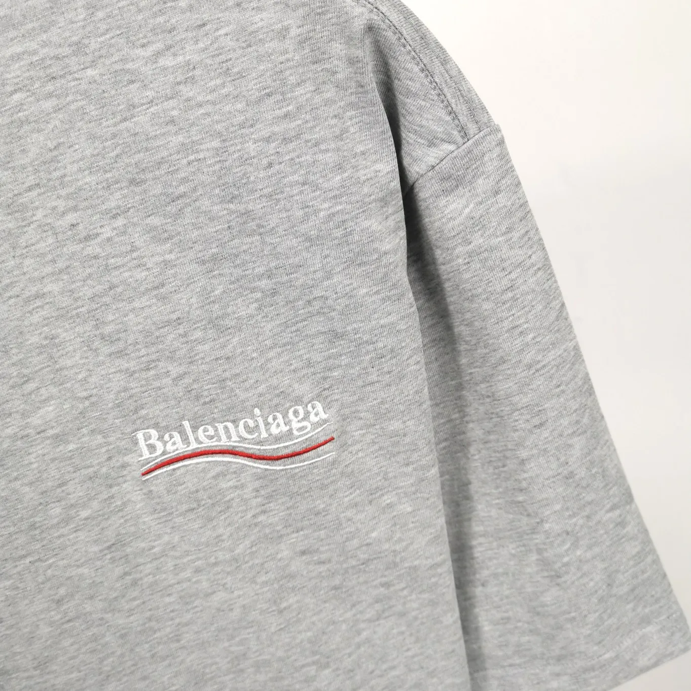 [New arrival] The top tested version of Balenciaga BALENCIAGA Cola Malone embroidery printed male and female couple star same style short-sleeved T-shirt in three colors, guaranteed to be the same as the original fabric, no color difference! Customized dyeing in a package! INS, Xiaohongshu’s popular style, classics that never fade away! The king of orders in Spain, the fried chicken is highly recommended! 32S 280g pure cotton double yarn fabric, comfortable and wide! Full of drape! The printing uses Tajima embroidery machine imported from Japan, which is known as the fighter among embroidery machines. The embroidery is meticulous, with no threads or skipped threads, the printing and embroidery are full and fine, and the letter spacing is consistent with ZP! Wearing it gives you full confidence and peace of mind! The labels and washes are all correct! On behalf of G at the same level! Consistent packaging at the counter!  Size: XS-L Color: Beige, taro purple, active gray, light hemp gray P:260