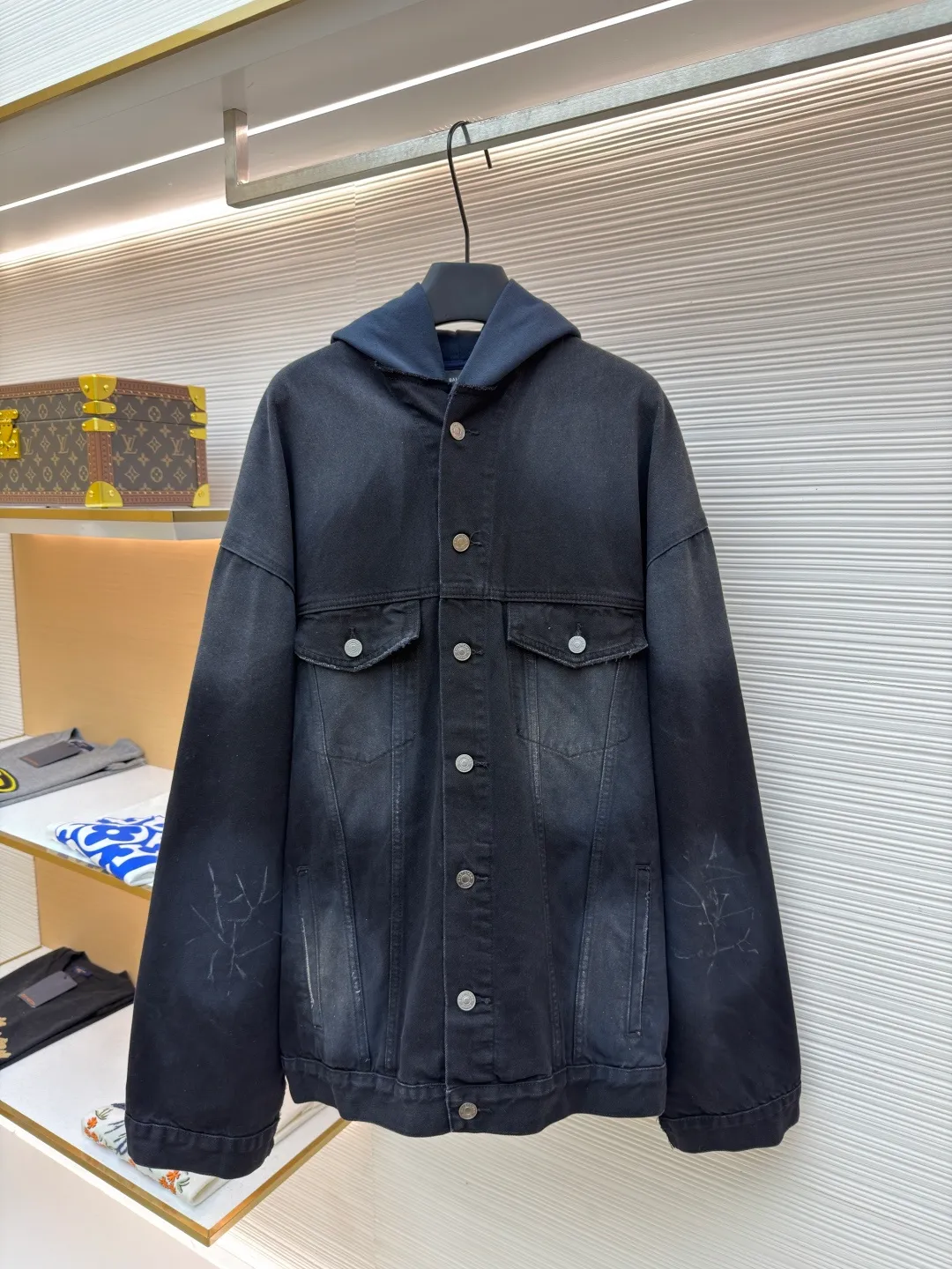 Balenciaga embroidered hooded denim jacket ●Original version: Purchased and developed for 22300 ●Item number: 1682229-B80 ●Material: denim fabric ●Technology: Made with ragged edge technology ●Color: black and blue ●Type: Loose fit ●Weight: about 1295 grams ●Size: The main color is a gradient of black and gray, while the deep navy blue makes quantum leaps between fibers, directly touching the depths of the soul. Balenciaga embroidery uses thousands of stitches to reconstruct the brand totem, making it highly recognizable. The drawstring-less hood is ingeniously designed and uses unique tailoring to outline a futuristic silhouette. The details are sublimated into a subversive fashion statement. The denim jacket is no longer limited to a single style positioning. It is either defined by tradition or redefined by rebellion. Adopt imported machine embroidery technology, use advanced computer control system and precision mechanical components to achieve Balenciaga letter embroidery work with high precision and smooth and delicate lines. Adopting the rotten edge hanging technology, physical wear and friction on the edges are used to achieve a natural rotten edge effect. Through the combination of high-temperature steam and frosted paper, fiber hairiness and color difference are removed to present unique holes and wear effects. The embedded stitching process is used. The stitching of denim and knitted fabrics can provide high-quality stitching effects. Smooth and tidy. Use multiple sand scrubbers to rub the specific parts with a high-pressure spray gun to achieve a local gradient effect. Then use frosting technology. Create a unique texture pattern, extremely complex workmanship, time-consuming, and the overall routing is straight and delicate, the fabric is comfortable and soft, and the color is consistent without color difference. It can be matched with the same style to create a fashionable look, to control various occasions, customized accessories, complete with three standards, the same style for men and women!