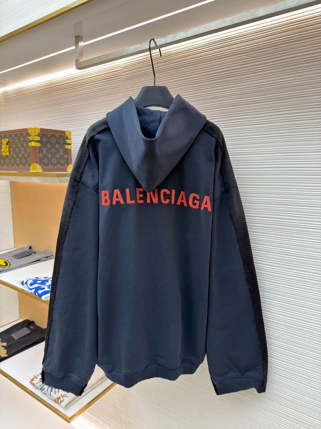 Balenciaga embroidered hooded denim jacket ●Original version: Purchased and developed for 22300 ●Item number: 1682229-B80 ●Material: denim fabric ●Technology: Made with ragged edge technology ●Color: black and blue ●Type: Loose fit ●Weight: about 1295 grams ●Size: The main color is a gradient of black and gray, while the deep navy blue makes quantum leaps between fibers, directly touching the depths of the soul. Balenciaga embroidery uses thousands of stitches to reconstruct the brand totem, making it highly recognizable. The drawstring-less hood is ingeniously designed and uses unique tailoring to outline a futuristic silhouette. The details are sublimated into a subversive fashion statement. The denim jacket is no longer limited to a single style positioning. It is either defined by tradition or redefined by rebellion. Adopt imported machine embroidery technology, use advanced computer control system and precision mechanical components to achieve Balenciaga letter embroidery work with high precision and smooth and delicate lines. Adopting the rotten edge hanging technology, physical wear and friction on the edges are used to achieve a natural rotten edge effect. Through the combination of high-temperature steam and frosted paper, fiber hairiness and color difference are removed to present unique holes and wear effects. The embedded stitching process is used. The stitching of denim and knitted fabrics can provide high-quality stitching effects. Smooth and tidy. Use multiple sand scrubbers to rub the specific parts with a high-pressure spray gun to achieve a local gradient effect. Then use frosting technology. Create a unique texture pattern, extremely complex workmanship, time-consuming, and the overall routing is straight and delicate, the fabric is comfortable and soft, and the color is consistent without color difference. It can be matched with the same style to create a fashionable look, to control various occasions, customized accessories, complete with three standards, the same style for men and women!