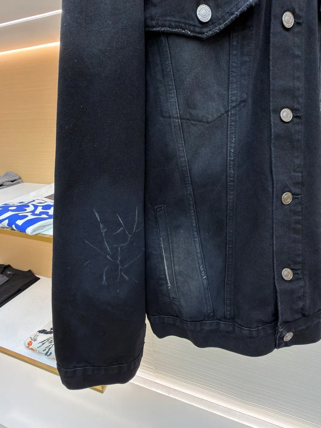 Balenciaga embroidered hooded denim jacket ●Original version: Purchased and developed for 22300 ●Item number: 1682229-B80 ●Material: denim fabric ●Technology: Made with ragged edge technology ●Color: black and blue ●Type: Loose fit ●Weight: about 1295 grams ●Size: The main color is a gradient of black and gray, while the deep navy blue makes quantum leaps between fibers, directly touching the depths of the soul. Balenciaga embroidery uses thousands of stitches to reconstruct the brand totem, making it highly recognizable. The drawstring-less hood is ingeniously designed and uses unique tailoring to outline a futuristic silhouette. The details are sublimated into a subversive fashion statement. The denim jacket is no longer limited to a single style positioning. It is either defined by tradition or redefined by rebellion. Adopt imported machine embroidery technology, use advanced computer control system and precision mechanical components to achieve Balenciaga letter embroidery work with high precision and smooth and delicate lines. Adopting the rotten edge hanging technology, physical wear and friction on the edges are used to achieve a natural rotten edge effect. Through the combination of high-temperature steam and frosted paper, fiber hairiness and color difference are removed to present unique holes and wear effects. The embedded stitching process is used. The stitching of denim and knitted fabrics can provide high-quality stitching effects. Smooth and tidy. Use multiple sand scrubbers to rub the specific parts with a high-pressure spray gun to achieve a local gradient effect. Then use frosting technology. Create a unique texture pattern, extremely complex workmanship, time-consuming, and the overall routing is straight and delicate, the fabric is comfortable and soft, and the color is consistent without color difference. It can be matched with the same style to create a fashionable look, to control various occasions, customized accessories, complete with three standards, the same style for men and women!