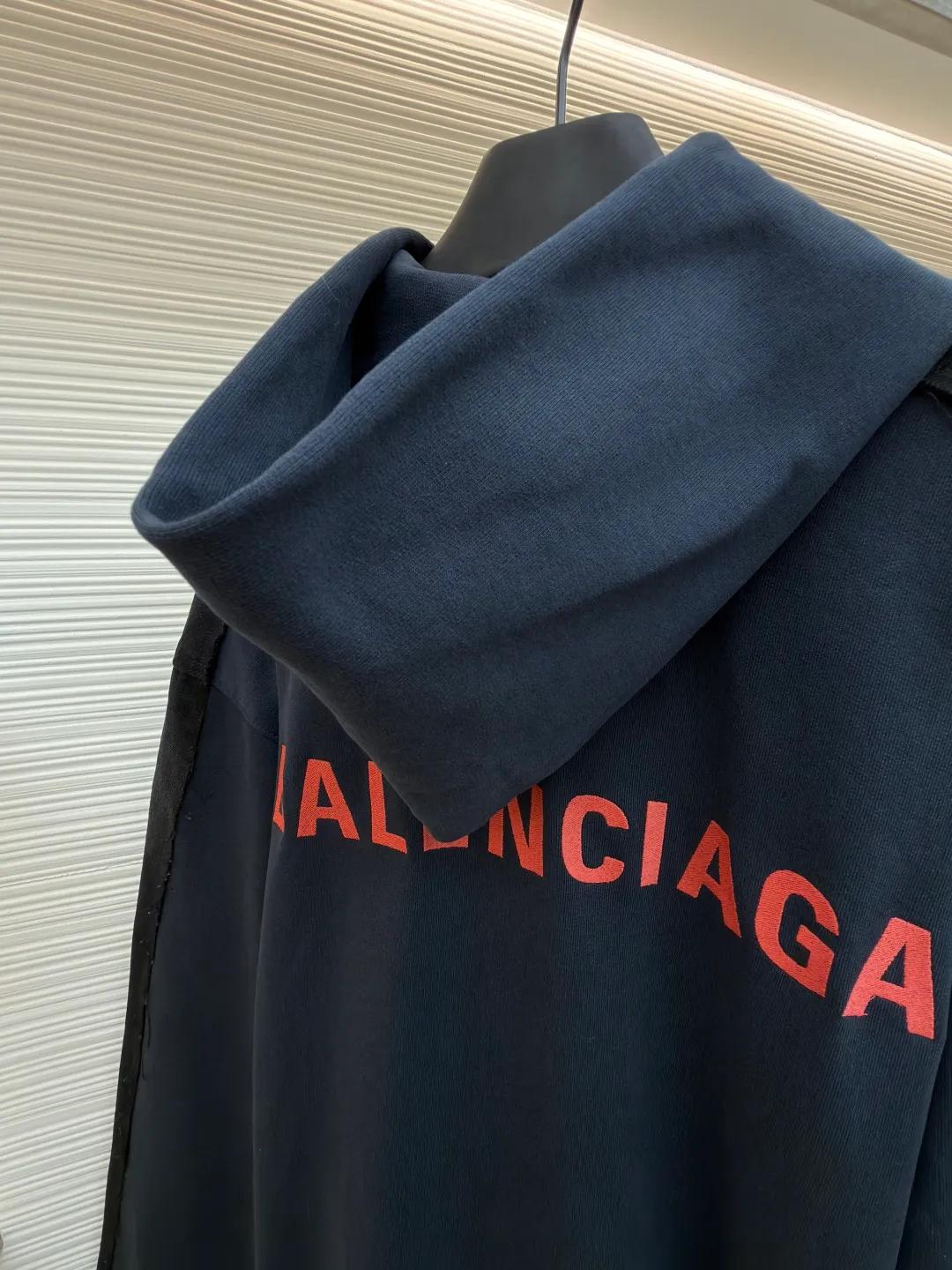 Balenciaga embroidered hooded denim jacket ●Original version: Purchased and developed for 22300 ●Item number: 1682229-B80 ●Material: denim fabric ●Technology: Made with ragged edge technology ●Color: black and blue ●Type: Loose fit ●Weight: about 1295 grams ●Size: The main color is a gradient of black and gray, while the deep navy blue makes quantum leaps between fibers, directly touching the depths of the soul. Balenciaga embroidery uses thousands of stitches to reconstruct the brand totem, making it highly recognizable. The drawstring-less hood is ingeniously designed and uses unique tailoring to outline a futuristic silhouette. The details are sublimated into a subversive fashion statement. The denim jacket is no longer limited to a single style positioning. It is either defined by tradition or redefined by rebellion. Adopt imported machine embroidery technology, use advanced computer control system and precision mechanical components to achieve Balenciaga letter embroidery work with high precision and smooth and delicate lines. Adopting the rotten edge hanging technology, physical wear and friction on the edges are used to achieve a natural rotten edge effect. Through the combination of high-temperature steam and frosted paper, fiber hairiness and color difference are removed to present unique holes and wear effects. The embedded stitching process is used. The stitching of denim and knitted fabrics can provide high-quality stitching effects. Smooth and tidy. Use multiple sand scrubbers to rub the specific parts with a high-pressure spray gun to achieve a local gradient effect. Then use frosting technology. Create a unique texture pattern, extremely complex workmanship, time-consuming, and the overall routing is straight and delicate, the fabric is comfortable and soft, and the color is consistent without color difference. It can be matched with the same style to create a fashionable look, to control various occasions, customized accessories, complete with three standards, the same style for men and women!