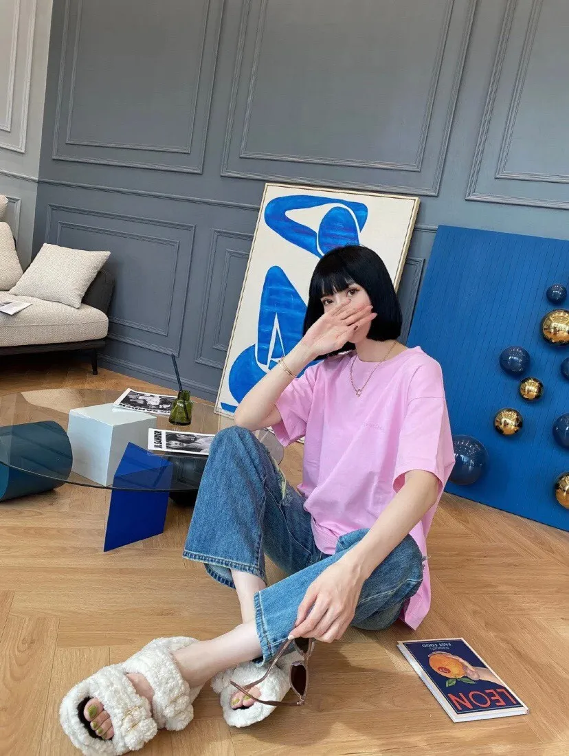 ♻️💯Upper body reference model picture❤️The top-notch proven version of BALENCIAGA with large LOGO on the back and basic letters, pure cotton loose, same style for male and female couples, trendy brand high-end short-sleeved T-shirt, the god of simplicity in Paris, a volume sought after by many stars. Lisa’s favorite basic short-sleeved Paris style, which has a very high appearance rate. Wear alone, paired with jeans, shorts, and sweatpants, it's a versatile style. Xiaohongshu, a hot item on INS, a must-have for Paris fans.  The printing uses white glue as a base, coupled with Kornit direct injection, which ensures the anchorage of the printing and machine washing without any pressure. However, everyone should pay attention to something. The printing of this model is not thick glue, and the printing surface is not shiny. Please pay attention to the importance of version. Don't make a pattern based on the pictures. If you don't have the original version, you won't be able to make it look one to one like the original version. At most, you can just make a look. It's just a piece of clothing without a soul. The fabric is made of 24S 260g double yarn pure cotton fabric. The threads and fabric are custom woven and dyed in the same style, without color difference.  A complete set of customized tags, collar tags, washed, plastic bags, and most importantly, a complete set of bags, tag codes, and codes are all authentic.  Color: White, Black, Royal Blue, Apricot, Floral Gray, Pink Size: XS-L P:240