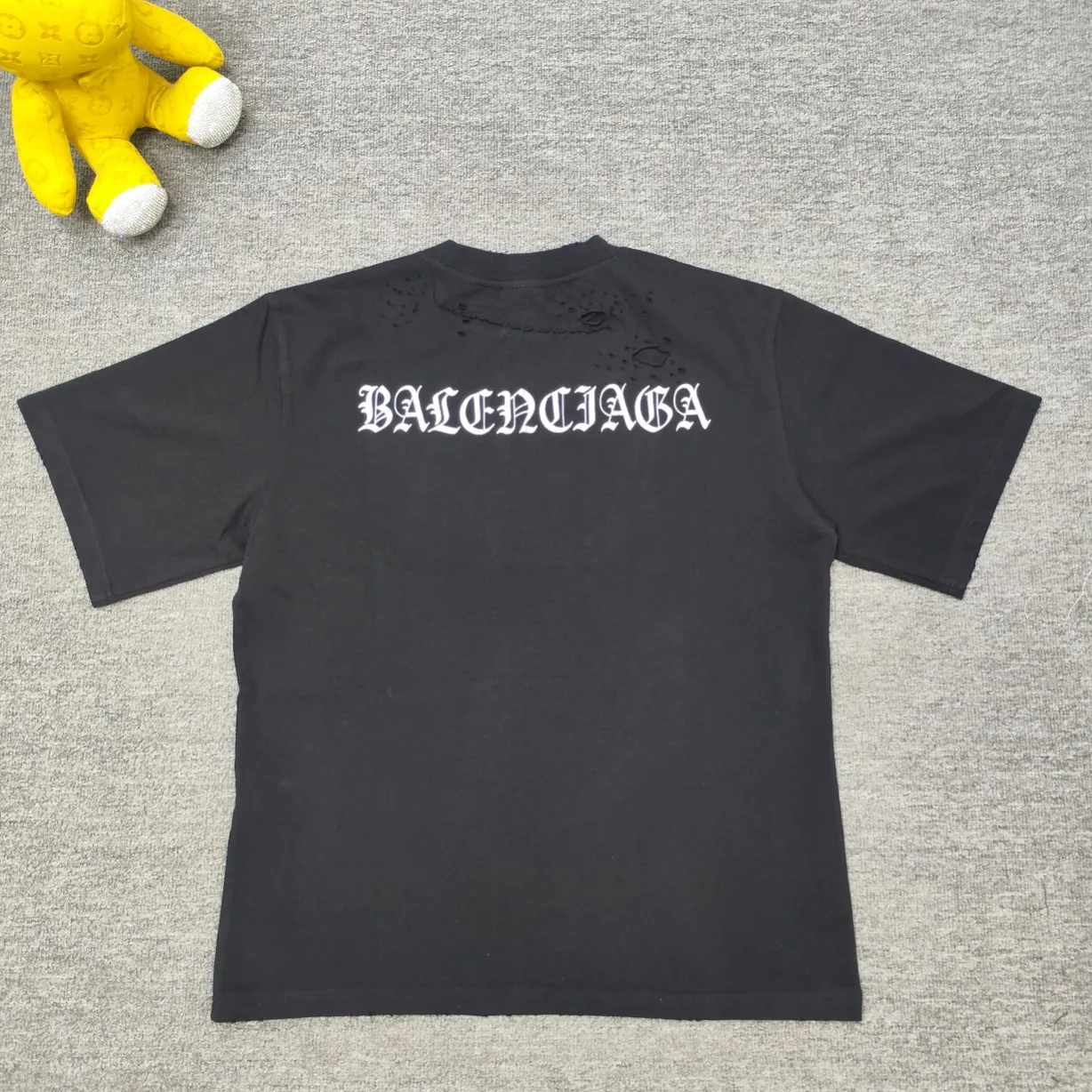 The top tested version of BALENCIAGA Spring Summer 2024SS Sanskrit font hole short-sleeved T-shirt. The entire fabric is washed before being cut. The front and rear panels are printed using the imported Kornit machine direct-injection printing process. After the garment is washed twice, in order to get closer to the original effect, the master craftsman manually positions it, flattens it, applies ink and spray paint. The garment effect is more accurate and time-consuming. The details are perfectly restored zp. Exclusive custom-made woven and dyed 300g fabric. The threads are dyed in the same cylinder with zero color difference. Different from the market currency, comparison is welcome. Fabric: Custom-imported high-weight tight double-yarn fabric 300g 100% cotton. Accessories: A full set of customized accessories, packaging bags, tags, brand LOGO Sydney paper. Color: Black Size: XS--L P:260