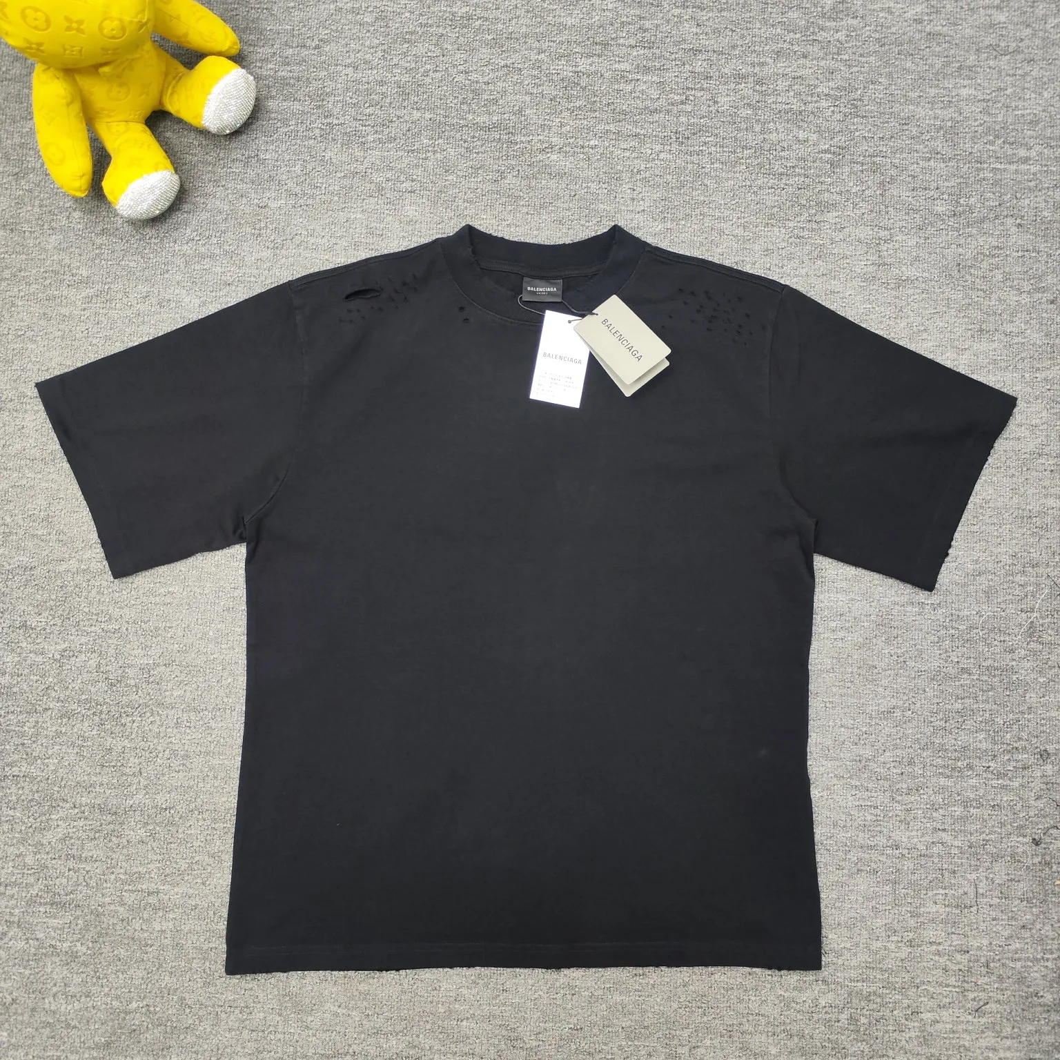 The top tested version of BALENCIAGA Spring Summer 2024SS Sanskrit font hole short-sleeved T-shirt. The entire fabric is washed before being cut. The front and rear panels are printed using the imported Kornit machine direct-injection printing process. After the garment is washed twice, in order to get closer to the original effect, the master craftsman manually positions it, flattens it, applies ink and spray paint. The garment effect is more accurate and time-consuming. The details are perfectly restored zp. Exclusive custom-made woven and dyed 300g fabric. The threads are dyed in the same cylinder with zero color difference. Different from the market currency, comparison is welcome. Fabric: Custom-imported high-weight tight double-yarn fabric 300g 100% cotton. Accessories: A full set of customized accessories, packaging bags, tags, brand LOGO Sydney paper. Color: Black Size: XS--L P:260