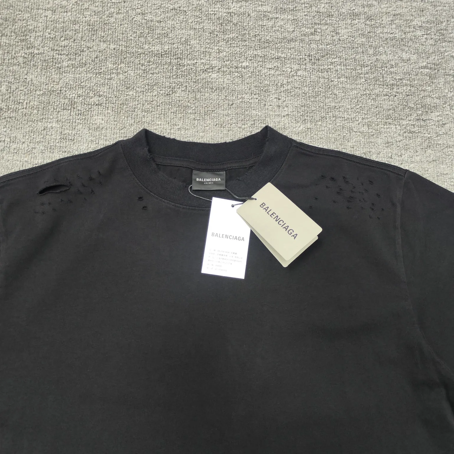 The top tested version of BALENCIAGA Spring Summer 2024SS Sanskrit font hole short-sleeved T-shirt. The entire fabric is washed before being cut. The front and rear panels are printed using the imported Kornit machine direct-injection printing process. After the garment is washed twice, in order to get closer to the original effect, the master craftsman manually positions it, flattens it, applies ink and spray paint. The garment effect is more accurate and time-consuming. The details are perfectly restored zp. Exclusive custom-made woven and dyed 300g fabric. The threads are dyed in the same cylinder with zero color difference. Different from the market currency, comparison is welcome. Fabric: Custom-imported high-weight tight double-yarn fabric 300g 100% cotton. Accessories: A full set of customized accessories, packaging bags, tags, brand LOGO Sydney paper. Color: Black Size: XS--L P:260