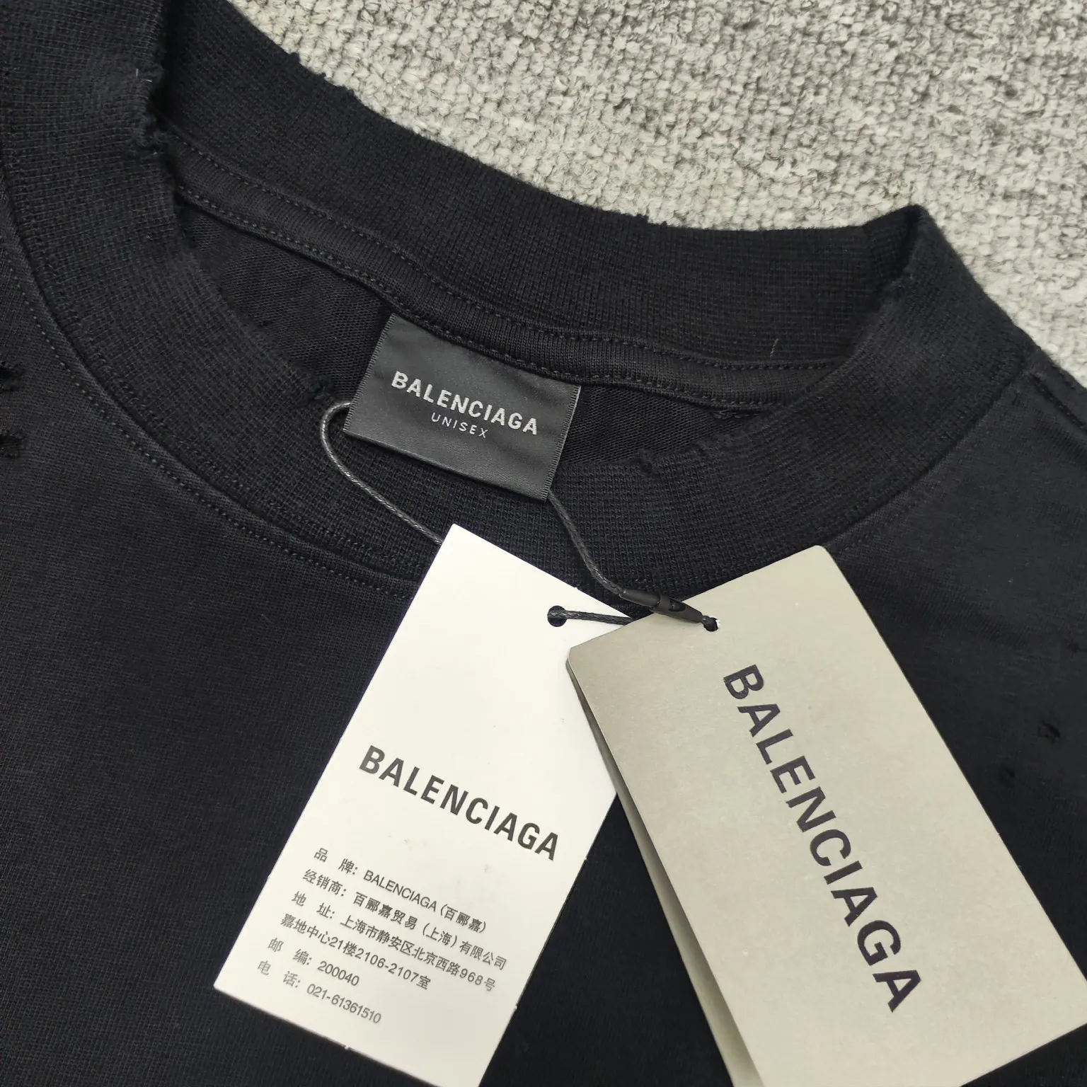 The top tested version of BALENCIAGA Spring Summer 2024SS Sanskrit font hole short-sleeved T-shirt. The entire fabric is washed before being cut. The front and rear panels are printed using the imported Kornit machine direct-injection printing process. After the garment is washed twice, in order to get closer to the original effect, the master craftsman manually positions it, flattens it, applies ink and spray paint. The garment effect is more accurate and time-consuming. The details are perfectly restored zp. Exclusive custom-made woven and dyed 300g fabric. The threads are dyed in the same cylinder with zero color difference. Different from the market currency, comparison is welcome. Fabric: Custom-imported high-weight tight double-yarn fabric 300g 100% cotton. Accessories: A full set of customized accessories, packaging bags, tags, brand LOGO Sydney paper. Color: Black Size: XS--L P:260