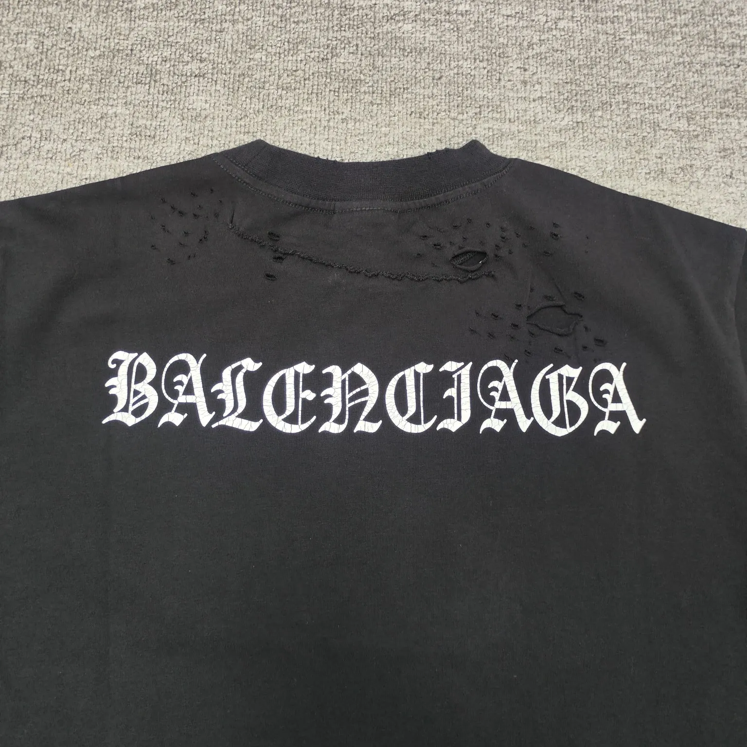 The top tested version of BALENCIAGA Spring Summer 2024SS Sanskrit font hole short-sleeved T-shirt. The entire fabric is washed before being cut. The front and rear panels are printed using the imported Kornit machine direct-injection printing process. After the garment is washed twice, in order to get closer to the original effect, the master craftsman manually positions it, flattens it, applies ink and spray paint. The garment effect is more accurate and time-consuming. The details are perfectly restored zp. Exclusive custom-made woven and dyed 300g fabric. The threads are dyed in the same cylinder with zero color difference. Different from the market currency, comparison is welcome. Fabric: Custom-imported high-weight tight double-yarn fabric 300g 100% cotton. Accessories: A full set of customized accessories, packaging bags, tags, brand LOGO Sydney paper. Color: Black Size: XS--L P:260