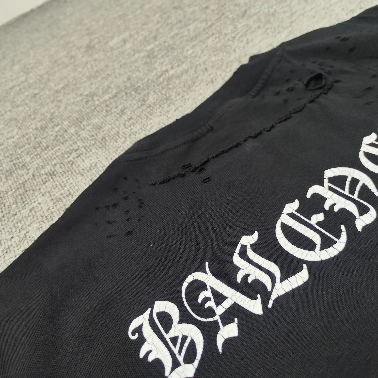 The top tested version of BALENCIAGA Spring Summer 2024SS Sanskrit font hole short-sleeved T-shirt. The entire fabric is washed before being cut. The front and rear panels are printed using the imported Kornit machine direct-injection printing process. After the garment is washed twice, in order to get closer to the original effect, the master craftsman manually positions it, flattens it, applies ink and spray paint. The garment effect is more accurate and time-consuming. The details are perfectly restored zp. Exclusive custom-made woven and dyed 300g fabric. The threads are dyed in the same cylinder with zero color difference. Different from the market currency, comparison is welcome. Fabric: Custom-imported high-weight tight double-yarn fabric 300g 100% cotton. Accessories: A full set of customized accessories, packaging bags, tags, brand LOGO Sydney paper. Color: Black Size: XS--L P:260