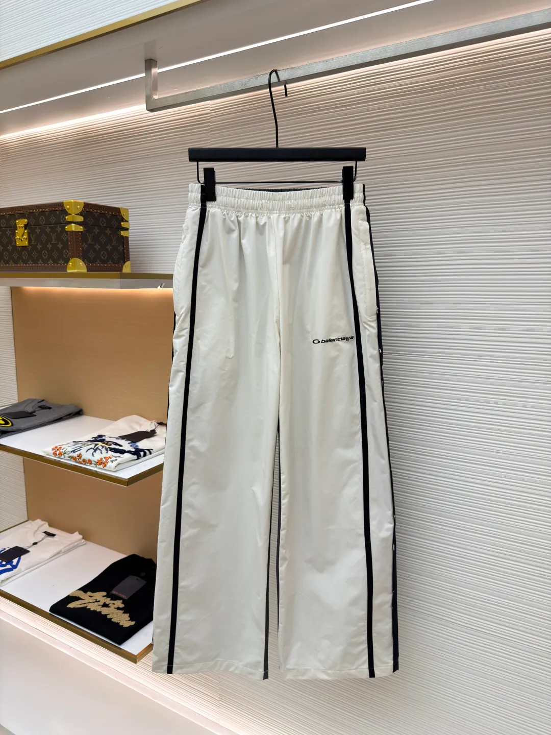 Balenciaga contrasting color splicing trousers ●Original version: purchased and developed by 12989 ●Item number: 1681131-B15 ●Fabric: nylon fabric ●Technology: embroidery production ●Version: loose version ●Weight: about 430 grams ●Size: 44-46-48-50 ●Description: The fabric uses high-quality PET sliced polyester fiber as the spinning raw material to ensure that it has stable chemical and physical properties and adopts high-speed spinning process PET slices are made into POY (pre-oriented yarn) or FDY (fully drawn yarn) through melting, filtration, spinneret extrusion and other steps. These filament products have high breaking strength, high elastic modulus, excellent heat setting, good resilience, heat resistance, light resistance, corrosion resistance and easy washing and quick drying. Face embroidery uses high-density cotton thread. Imported BEHRINGER embroidery logo. Splicing design and cutting. Requires manual sewing of threads of the same color. Complex workmanship. It ages slowly and adopts the classic washing and aging process. After careful polishing, it presents a unique whitening effect, showing a retro charm that has accumulated over time. This process is processed through a specific washing method. The overall wiring is straight and delicate, the fabric is comfortable and soft, and the color is consistent without color difference. It can be matched with the same style to create a fashionable look and control various occasions. Customized accessories, complete with three standards, same style for men and women!