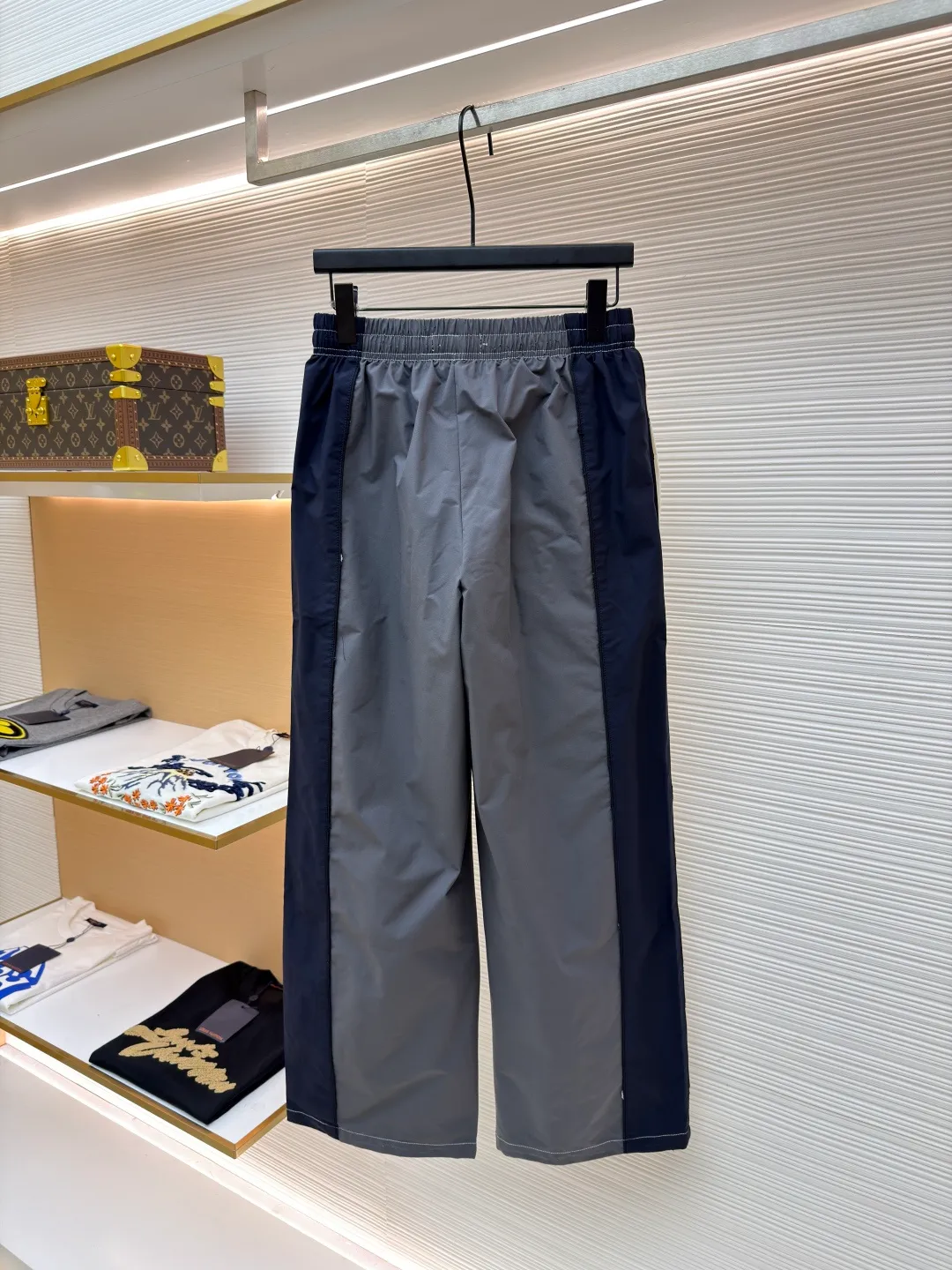 Balenciaga contrasting color splicing trousers ●Original version: purchased and developed by 12989 ●Item number: 1681131-B15 ●Fabric: nylon fabric ●Technology: embroidery production ●Version: loose version ●Weight: about 430 grams ●Size: 44-46-48-50 ●Description: The fabric uses high-quality PET sliced polyester fiber as the spinning raw material to ensure that it has stable chemical and physical properties and adopts high-speed spinning process PET slices are made into POY (pre-oriented yarn) or FDY (fully drawn yarn) through melting, filtration, spinneret extrusion and other steps. These filament products have high breaking strength, high elastic modulus, excellent heat setting, good resilience, heat resistance, light resistance, corrosion resistance and easy washing and quick drying. Face embroidery uses high-density cotton thread. Imported BEHRINGER embroidery logo. Splicing design and cutting. Requires manual sewing of threads of the same color. Complex workmanship. It ages slowly and adopts the classic washing and aging process. After careful polishing, it presents a unique whitening effect, showing a retro charm that has accumulated over time. This process is processed through a specific washing method. The overall wiring is straight and delicate, the fabric is comfortable and soft, and the color is consistent without color difference. It can be matched with the same style to create a fashionable look and control various occasions. Customized accessories, complete with three standards, same style for men and women!