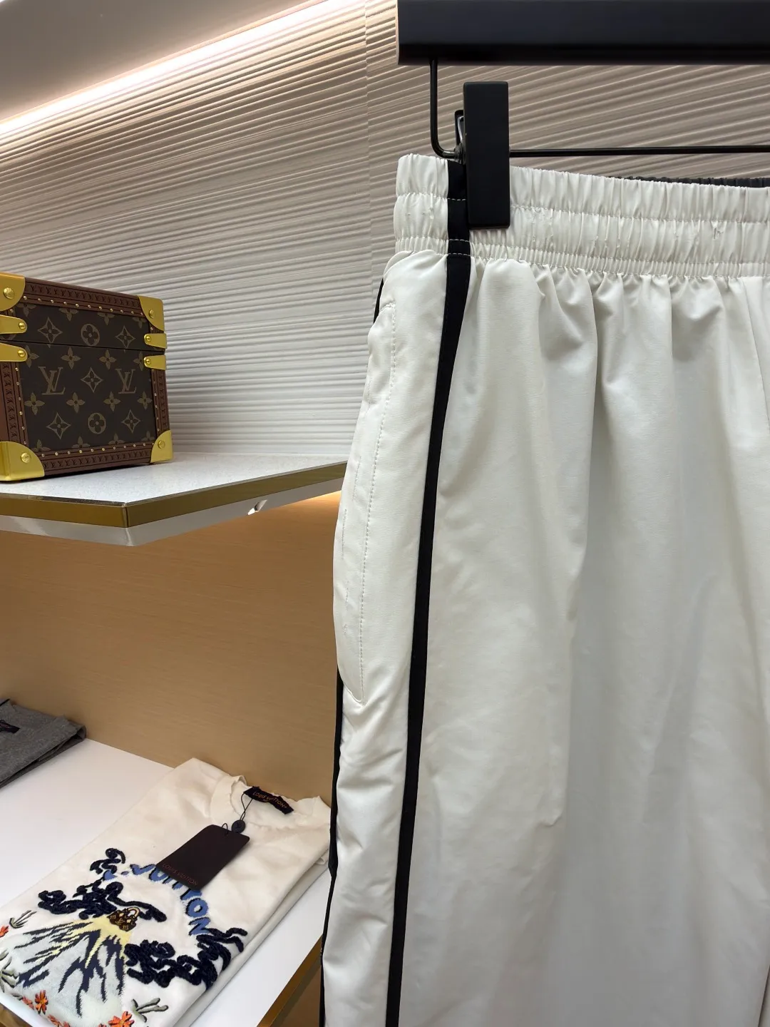 Balenciaga contrasting color splicing trousers ●Original version: purchased and developed by 12989 ●Item number: 1681131-B15 ●Fabric: nylon fabric ●Technology: embroidery production ●Version: loose version ●Weight: about 430 grams ●Size: 44-46-48-50 ●Description: The fabric uses high-quality PET sliced polyester fiber as the spinning raw material to ensure that it has stable chemical and physical properties and adopts high-speed spinning process PET slices are made into POY (pre-oriented yarn) or FDY (fully drawn yarn) through melting, filtration, spinneret extrusion and other steps. These filament products have high breaking strength, high elastic modulus, excellent heat setting, good resilience, heat resistance, light resistance, corrosion resistance and easy washing and quick drying. Face embroidery uses high-density cotton thread. Imported BEHRINGER embroidery logo. Splicing design and cutting. Requires manual sewing of threads of the same color. Complex workmanship. It ages slowly and adopts the classic washing and aging process. After careful polishing, it presents a unique whitening effect, showing a retro charm that has accumulated over time. This process is processed through a specific washing method. The overall wiring is straight and delicate, the fabric is comfortable and soft, and the color is consistent without color difference. It can be matched with the same style to create a fashionable look and control various occasions. Customized accessories, complete with three standards, same style for men and women!