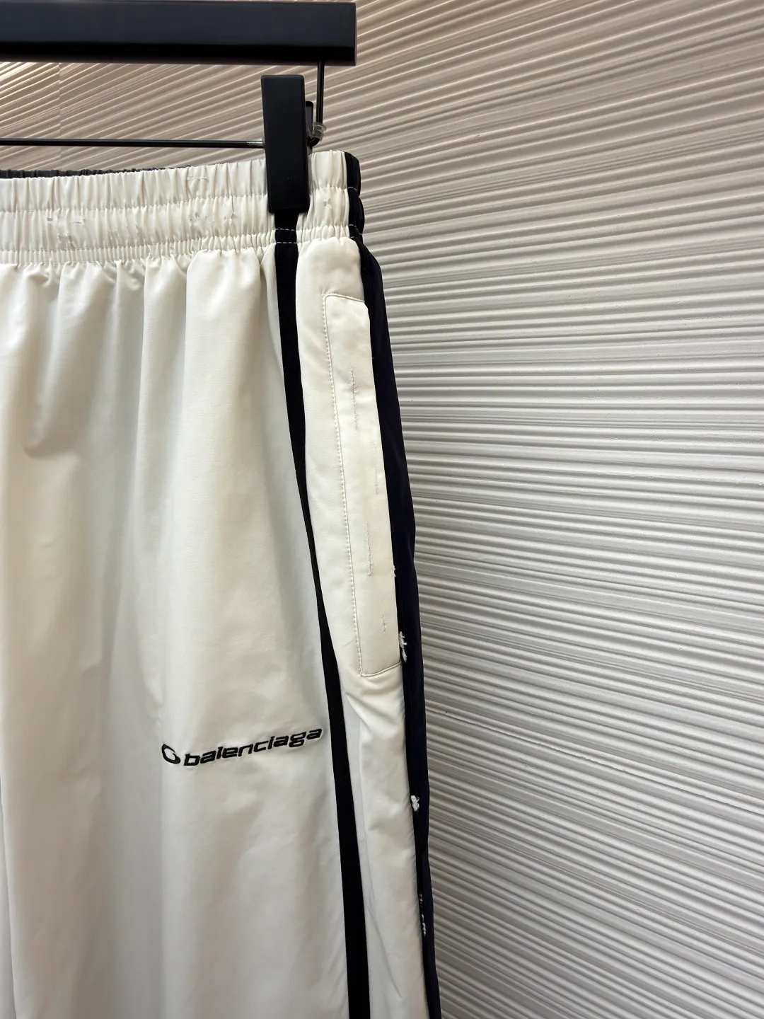Balenciaga contrasting color splicing trousers ●Original version: purchased and developed by 12989 ●Item number: 1681131-B15 ●Fabric: nylon fabric ●Technology: embroidery production ●Version: loose version ●Weight: about 430 grams ●Size: 44-46-48-50 ●Description: The fabric uses high-quality PET sliced polyester fiber as the spinning raw material to ensure that it has stable chemical and physical properties and adopts high-speed spinning process PET slices are made into POY (pre-oriented yarn) or FDY (fully drawn yarn) through melting, filtration, spinneret extrusion and other steps. These filament products have high breaking strength, high elastic modulus, excellent heat setting, good resilience, heat resistance, light resistance, corrosion resistance and easy washing and quick drying. Face embroidery uses high-density cotton thread. Imported BEHRINGER embroidery logo. Splicing design and cutting. Requires manual sewing of threads of the same color. Complex workmanship. It ages slowly and adopts the classic washing and aging process. After careful polishing, it presents a unique whitening effect, showing a retro charm that has accumulated over time. This process is processed through a specific washing method. The overall wiring is straight and delicate, the fabric is comfortable and soft, and the color is consistent without color difference. It can be matched with the same style to create a fashionable look and control various occasions. Customized accessories, complete with three standards, same style for men and women!