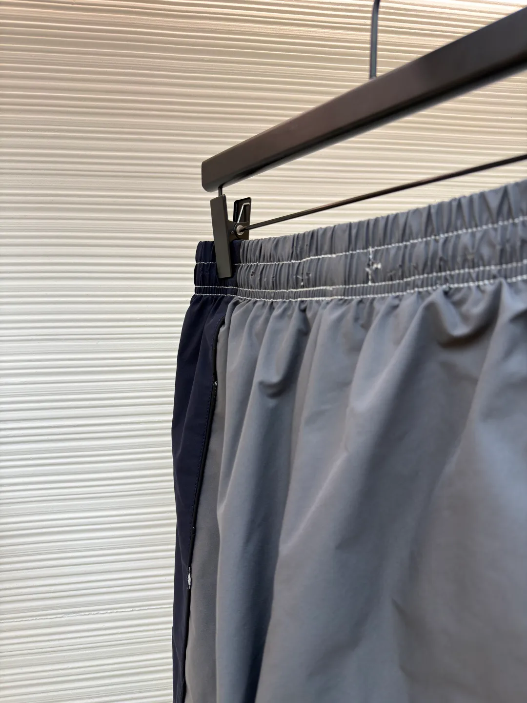 Balenciaga contrasting color splicing trousers ●Original version: purchased and developed by 12989 ●Item number: 1681131-B15 ●Fabric: nylon fabric ●Technology: embroidery production ●Version: loose version ●Weight: about 430 grams ●Size: 44-46-48-50 ●Description: The fabric uses high-quality PET sliced polyester fiber as the spinning raw material to ensure that it has stable chemical and physical properties and adopts high-speed spinning process PET slices are made into POY (pre-oriented yarn) or FDY (fully drawn yarn) through melting, filtration, spinneret extrusion and other steps. These filament products have high breaking strength, high elastic modulus, excellent heat setting, good resilience, heat resistance, light resistance, corrosion resistance and easy washing and quick drying. Face embroidery uses high-density cotton thread. Imported BEHRINGER embroidery logo. Splicing design and cutting. Requires manual sewing of threads of the same color. Complex workmanship. It ages slowly and adopts the classic washing and aging process. After careful polishing, it presents a unique whitening effect, showing a retro charm that has accumulated over time. This process is processed through a specific washing method. The overall wiring is straight and delicate, the fabric is comfortable and soft, and the color is consistent without color difference. It can be matched with the same style to create a fashionable look and control various occasions. Customized accessories, complete with three standards, same style for men and women!
