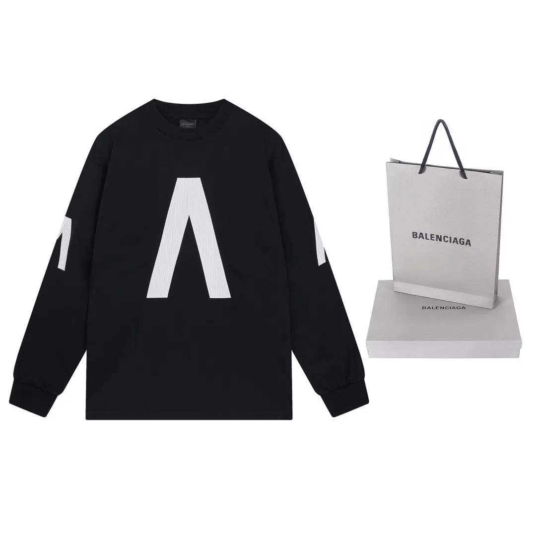 🅿️240 detailed pictures [Top version. Official website quality] BALENCI*GA/Paris. 2024 latest global limited edition. BALENCIAGA joins forces with Archive to create a long-sleeved T-shirt. Crack printed washed distressed T-shirt. Overweight craftsmanship, brick cabinet synchronization. ⚠️Distinguish the market currency, genuine research and development, worn. The hand painting is consistent with ZP, and the printing uses imported cracked environmentally friendly glue. The garments are washed, worn and worn. The whole piece is designed with heavy craftsmanship. Comparisons welcome. The version adopts OS loose shoulder design. Same style for men and women. Code: BL235031 Color: black, off-white Size: XS S M L