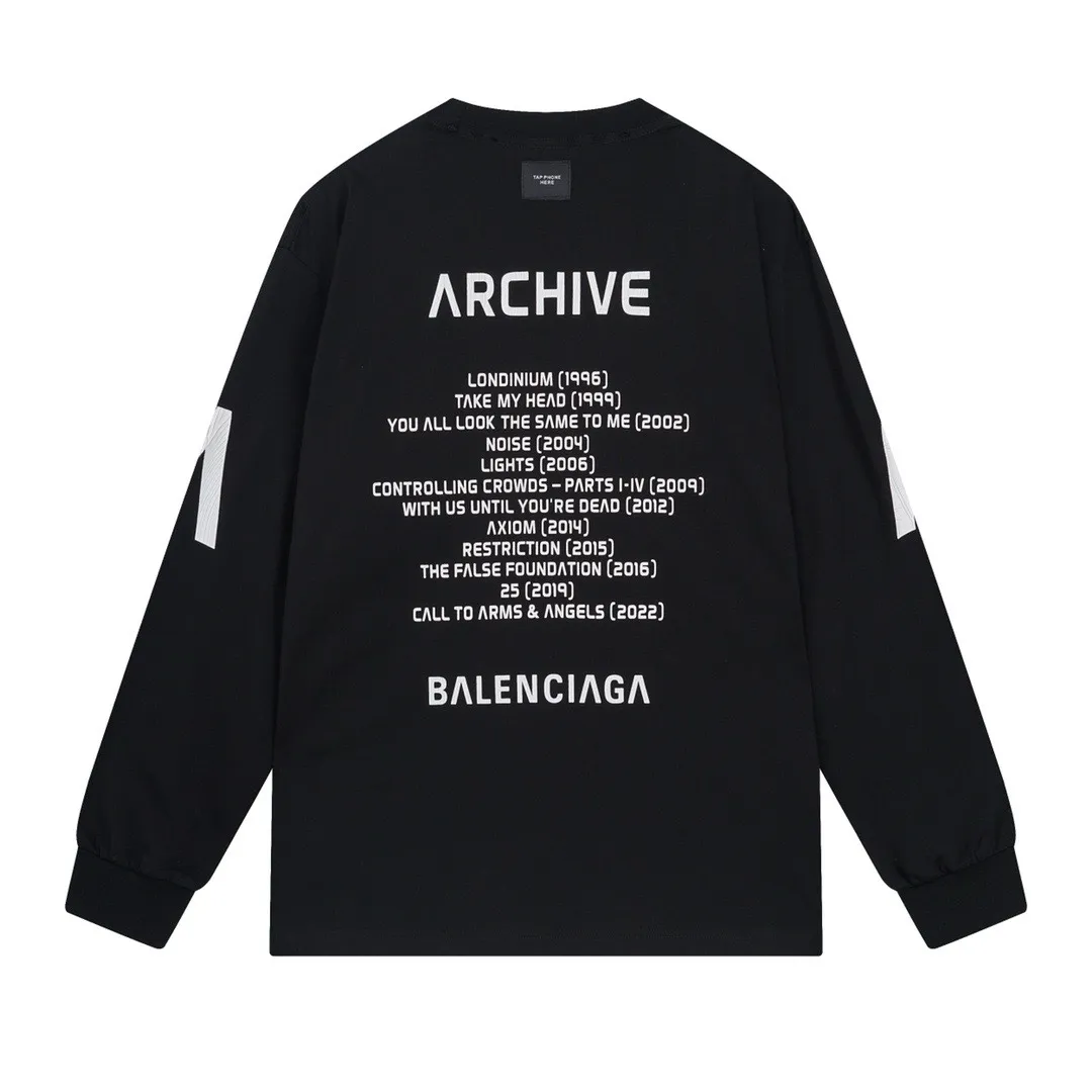 🅿️240 detailed pictures [Top version. Official website quality] BALENCI*GA/Paris. 2024 latest global limited edition. BALENCIAGA joins forces with Archive to create a long-sleeved T-shirt. Crack printed washed distressed T-shirt. Overweight craftsmanship, brick cabinet synchronization. ⚠️Distinguish the market currency, genuine research and development, worn. The hand painting is consistent with ZP, and the printing uses imported cracked environmentally friendly glue. The garments are washed, worn and worn. The whole piece is designed with heavy craftsmanship. Comparisons welcome. The version adopts OS loose shoulder design. Same style for men and women. Code: BL235031 Color: black, off-white Size: XS S M L
