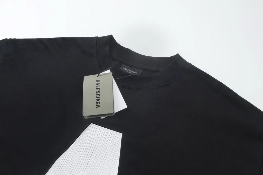 🅿️240 detailed pictures [Top version. Official website quality] BALENCI*GA/Paris. 2024 latest global limited edition. BALENCIAGA joins forces with Archive to create a long-sleeved T-shirt. Crack printed washed distressed T-shirt. Overweight craftsmanship, brick cabinet synchronization. ⚠️Distinguish the market currency, genuine research and development, worn. The hand painting is consistent with ZP, and the printing uses imported cracked environmentally friendly glue. The garments are washed, worn and worn. The whole piece is designed with heavy craftsmanship. Comparisons welcome. The version adopts OS loose shoulder design. Same style for men and women. Code: BL235031 Color: black, off-white Size: XS S M L