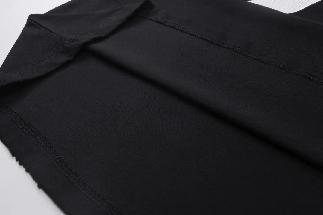 🅿️240 detailed pictures [Top version. Official website quality] BALENCI*GA/Paris. 2024 latest global limited edition. BALENCIAGA joins forces with Archive to create a long-sleeved T-shirt. Crack printed washed distressed T-shirt. Overweight craftsmanship, brick cabinet synchronization. ⚠️Distinguish the market currency, genuine research and development, worn. The hand painting is consistent with ZP, and the printing uses imported cracked environmentally friendly glue. The garments are washed, worn and worn. The whole piece is designed with heavy craftsmanship. Comparisons welcome. The version adopts OS loose shoulder design. Same style for men and women. Code: BL235031 Color: black, off-white Size: XS S M L