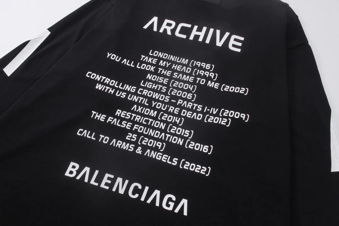 🅿️240 detailed pictures [Top version. Official website quality] BALENCI*GA/Paris. 2024 latest global limited edition. BALENCIAGA joins forces with Archive to create a long-sleeved T-shirt. Crack printed washed distressed T-shirt. Overweight craftsmanship, brick cabinet synchronization. ⚠️Distinguish the market currency, genuine research and development, worn. The hand painting is consistent with ZP, and the printing uses imported cracked environmentally friendly glue. The garments are washed, worn and worn. The whole piece is designed with heavy craftsmanship. Comparisons welcome. The version adopts OS loose shoulder design. Same style for men and women. Code: BL235031 Color: black, off-white Size: XS S M L