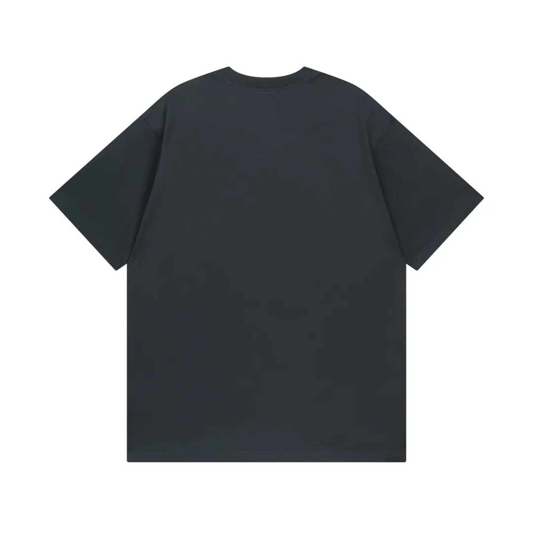 🅿️166 Detailed Pictures [Top version. Official website quality] BALENCI*GA/Paris. 2024 new style short-sleeved T-shirt with Sanskrit LOGO fuzzy direct-injection printing on the chest, synchronized with the brick cabinet. Developed genuine products in the first time, enjoy printing and comparison! The fabric is made of Paris ZP custom-woven and dyed cotton double yarn. Weighing 260 grams, the cloth surface is clean. The cloth pattern is clear, soft and comfortable. The threads are dyed with no color difference. The classic LOGO is printed using environmentally friendly imported materials, with clear pattern letters and a three-dimensional effect. Restore brick cabinets, different market currency, welcome to compare, the version adopts OS loose shoulder version. Same style for men and women Code: BL223330 Color: Gray Blue Size: XS to L