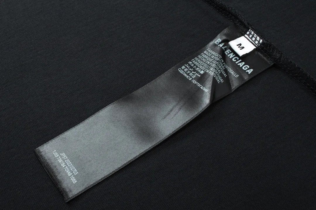 🅿️166 Detailed Pictures [Top version. Official website quality] BALENCI*GA/Paris. 2024 new style short-sleeved T-shirt with Sanskrit LOGO fuzzy direct-injection printing on the chest, synchronized with the brick cabinet. Developed genuine products in the first time, enjoy printing and comparison! The fabric is made of Paris ZP custom-woven and dyed cotton double yarn. Weighing 260 grams, the cloth surface is clean. The cloth pattern is clear, soft and comfortable. The threads are dyed with no color difference. The classic LOGO is printed using environmentally friendly imported materials, with clear pattern letters and a three-dimensional effect. Restore brick cabinets, different market currency, welcome to compare, the version adopts OS loose shoulder version. Same style for men and women Code: BL223330 Color: Gray Blue Size: XS to L