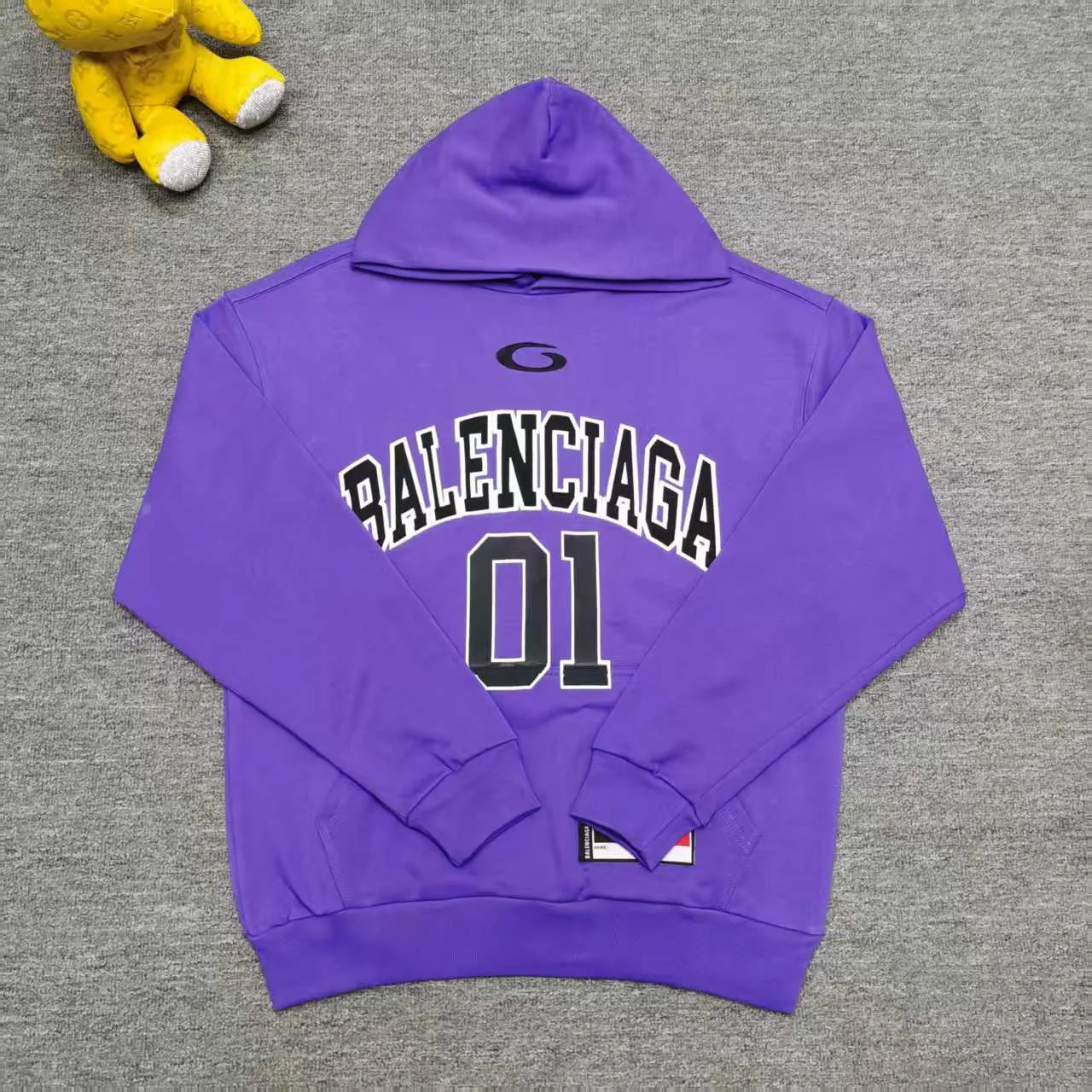 [Top version. Official website quality] BALENCI*GA/Paris.SS25 latest basketball uniform embroidered printed hooded long-sleeved sweatshirt. The front embroidery is embroidered and printed using a Tajima computer embroidery machine, the lower left corner is stamped, and the back piece is printed. The brick cabinets are synchronized. The authentic product is developed at the first time. The fabric is made of Paris ZP custom-woven and dyed cotton sweatshirt. Weighing 460 grams, the cloth surface is clean. The cloth pattern is clear, soft and comfortable. The threads are dyed with no color difference. The printing uses environmentally friendly imported materials, the letters are clear and the effect is three-dimensional. The version adopts OS loose shoulder design. Same style for men and women. Color: Black Purple Size: XS S M L P: 490