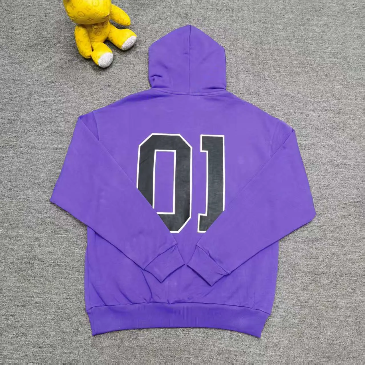 [Top version. Official website quality] BALENCI*GA/Paris.SS25 latest basketball uniform embroidered printed hooded long-sleeved sweatshirt. The front embroidery is embroidered and printed using a Tajima computer embroidery machine, the lower left corner is stamped, and the back piece is printed. The brick cabinets are synchronized. The authentic product is developed at the first time. The fabric is made of Paris ZP custom-woven and dyed cotton sweatshirt. Weighing 460 grams, the cloth surface is clean. The cloth pattern is clear, soft and comfortable. The threads are dyed with no color difference. The printing uses environmentally friendly imported materials, the letters are clear and the effect is three-dimensional. The version adopts OS loose shoulder design. Same style for men and women. Color: Black Purple Size: XS S M L P: 490