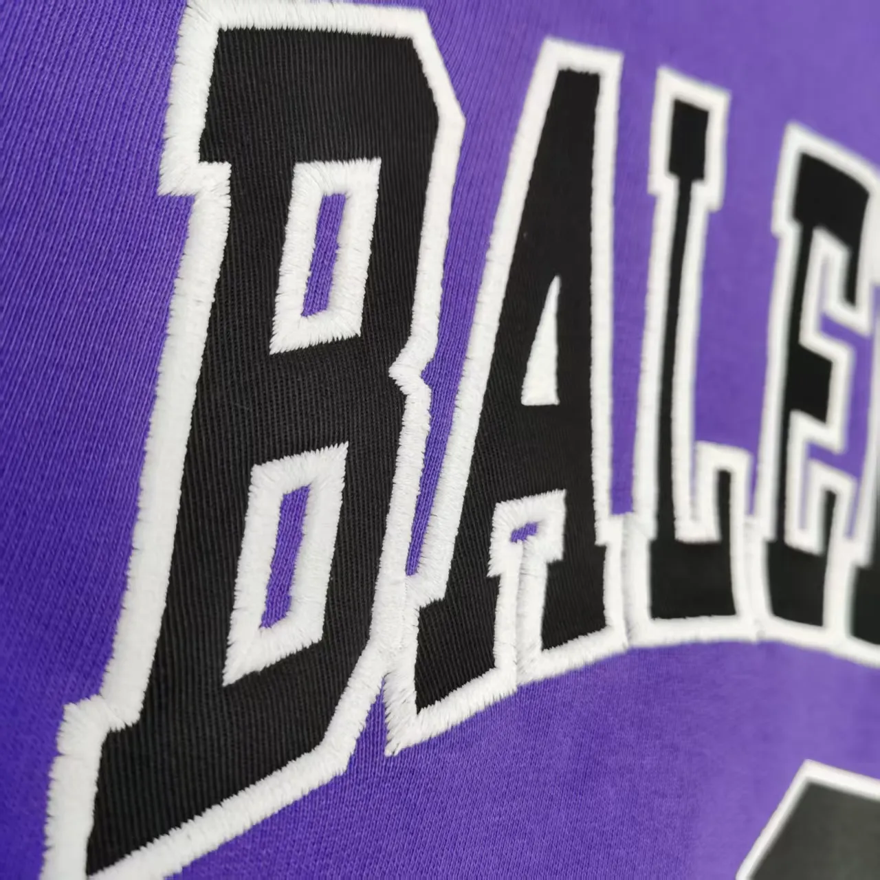 [Top version. Official website quality] BALENCI*GA/Paris.SS25 latest basketball uniform embroidered printed hooded long-sleeved sweatshirt. The front embroidery is embroidered and printed using a Tajima computer embroidery machine, the lower left corner is stamped, and the back piece is printed. The brick cabinets are synchronized. The authentic product is developed at the first time. The fabric is made of Paris ZP custom-woven and dyed cotton sweatshirt. Weighing 460 grams, the cloth surface is clean. The cloth pattern is clear, soft and comfortable. The threads are dyed with no color difference. The printing uses environmentally friendly imported materials, the letters are clear and the effect is three-dimensional. The version adopts OS loose shoulder design. Same style for men and women. Color: Black Purple Size: XS S M L P: 490