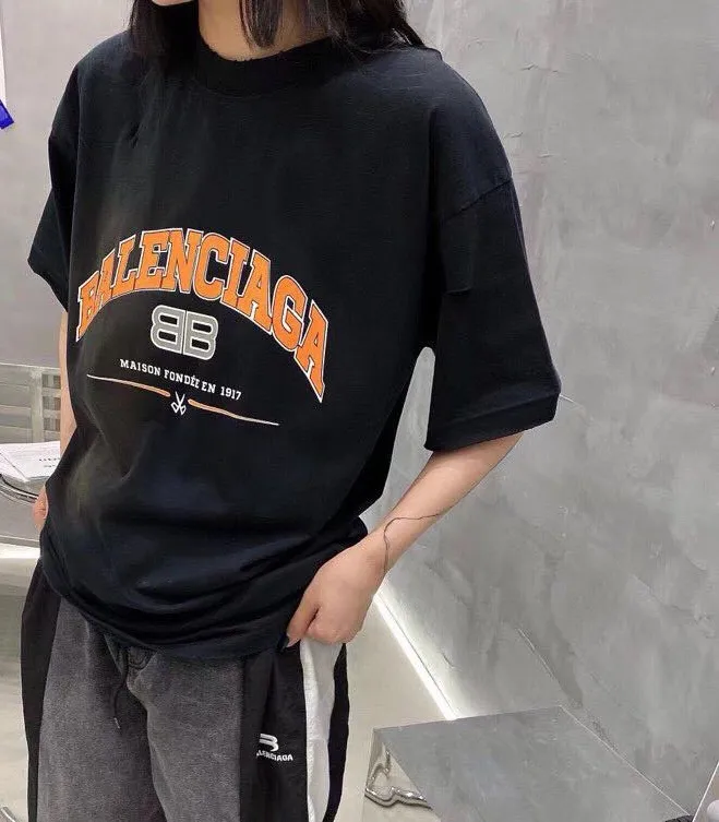 ♻️💯Reference model picture for the upper body❤️The top version of BALENCIAGA is a house built in 1917 with cracks, cracks, holes and hollows. The latest color matching, pure cotton, loose and breathable short sleeves. The latest season of Paris still uses the basic creation logo 1917 + scissors elements to improve the public’s impression of Paris’ long-standing brand and re-understand it. The printing still uses the crackle pattern process and the basic glue is used as the base. Prints pull evenly. It adopts the horizontal cracking method, the texture is clear and uniform, it will not fall off easily, and there is no pressure in backwashing and drying. Laser piercing is used to pierce the body, and the piercing effect is obvious. And there will be no wrinkles or deformation at the holes. The neckline is manually frayed, which is very costly and time-consuming. Excellent products, that’s how they come out. The fabric is made of 26S280g double-ply double-yarn plain cotton fabric, which has full drape. Package. The hang tags are fully customized and synchronized one to one.  Color: peacock blue, orange red, washed black (custom dyed in a vat, took more than a month) Size: XS-L P:270