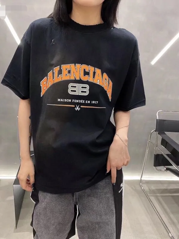 ♻️💯Reference model picture for the upper body❤️The top version of BALENCIAGA is a house built in 1917 with cracks, cracks, holes and hollows. The latest color matching, pure cotton, loose and breathable short sleeves. The latest season of Paris still uses the basic creation logo 1917 + scissors elements to improve the public’s impression of Paris’ long-standing brand and re-understand it. The printing still uses the crackle pattern process and the basic glue is used as the base. Prints pull evenly. It adopts the horizontal cracking method, the texture is clear and uniform, it will not fall off easily, and there is no pressure in backwashing and drying. Laser piercing is used to pierce the body, and the piercing effect is obvious. And there will be no wrinkles or deformation at the holes. The neckline is manually frayed, which is very costly and time-consuming. Excellent products, that’s how they come out. The fabric is made of 26S280g double-ply double-yarn plain cotton fabric, which has full drape. Package. The hang tags are fully customized and synchronized one to one.  Color: peacock blue, orange red, washed black (custom dyed in a vat, took more than a month) Size: XS-L P:270