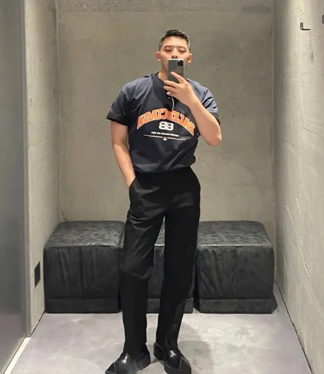 ♻️💯Reference model picture for the upper body❤️The top version of BALENCIAGA is a house built in 1917 with cracks, cracks, holes and hollows. The latest color matching, pure cotton, loose and breathable short sleeves. The latest season of Paris still uses the basic creation logo 1917 + scissors elements to improve the public’s impression of Paris’ long-standing brand and re-understand it. The printing still uses the crackle pattern process and the basic glue is used as the base. Prints pull evenly. It adopts the horizontal cracking method, the texture is clear and uniform, it will not fall off easily, and there is no pressure in backwashing and drying. Laser piercing is used to pierce the body, and the piercing effect is obvious. And there will be no wrinkles or deformation at the holes. The neckline is manually frayed, which is very costly and time-consuming. Excellent products, that’s how they come out. The fabric is made of 26S280g double-ply double-yarn plain cotton fabric, which has full drape. Package. The hang tags are fully customized and synchronized one to one.  Color: peacock blue, orange red, washed black (custom dyed in a vat, took more than a month) Size: XS-L P:270