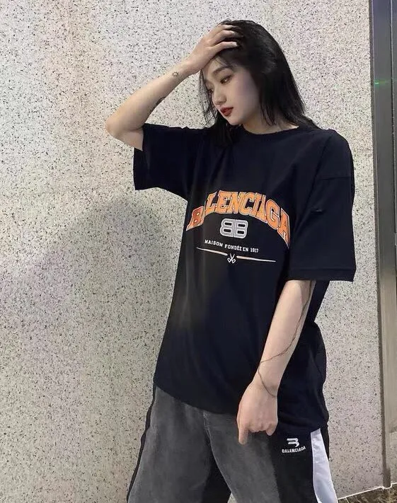 ♻️💯Reference model picture for the upper body❤️The top version of BALENCIAGA is a house built in 1917 with cracks, cracks, holes and hollows. The latest color matching, pure cotton, loose and breathable short sleeves. The latest season of Paris still uses the basic creation logo 1917 + scissors elements to improve the public’s impression of Paris’ long-standing brand and re-understand it. The printing still uses the crackle pattern process and the basic glue is used as the base. Prints pull evenly. It adopts the horizontal cracking method, the texture is clear and uniform, it will not fall off easily, and there is no pressure in backwashing and drying. Laser piercing is used to pierce the body, and the piercing effect is obvious. And there will be no wrinkles or deformation at the holes. The neckline is manually frayed, which is very costly and time-consuming. Excellent products, that’s how they come out. The fabric is made of 26S280g double-ply double-yarn plain cotton fabric, which has full drape. Package. The hang tags are fully customized and synchronized one to one.  Color: peacock blue, orange red, washed black (custom dyed in a vat, took more than a month) Size: XS-L P:270