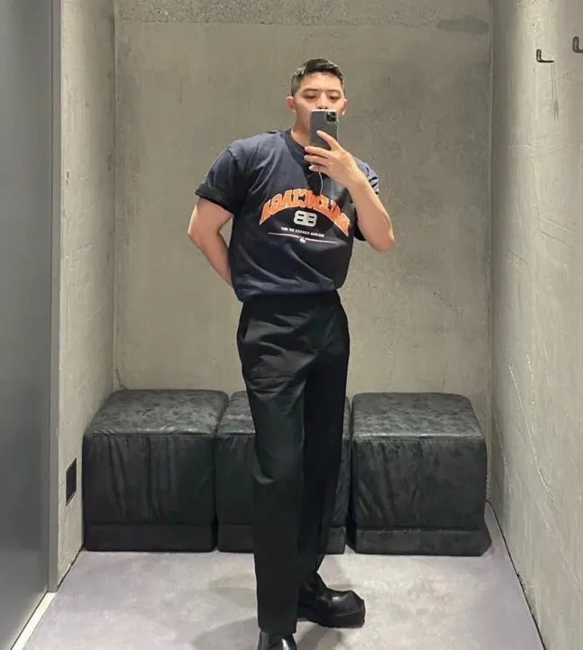 ♻️💯Reference model picture for the upper body❤️The top version of BALENCIAGA is a house built in 1917 with cracks, cracks, holes and hollows. The latest color matching, pure cotton, loose and breathable short sleeves. The latest season of Paris still uses the basic creation logo 1917 + scissors elements to improve the public’s impression of Paris’ long-standing brand and re-understand it. The printing still uses the crackle pattern process and the basic glue is used as the base. Prints pull evenly. It adopts the horizontal cracking method, the texture is clear and uniform, it will not fall off easily, and there is no pressure in backwashing and drying. Laser piercing is used to pierce the body, and the piercing effect is obvious. And there will be no wrinkles or deformation at the holes. The neckline is manually frayed, which is very costly and time-consuming. Excellent products, that’s how they come out. The fabric is made of 26S280g double-ply double-yarn plain cotton fabric, which has full drape. Package. The hang tags are fully customized and synchronized one to one.  Color: peacock blue, orange red, washed black (custom dyed in a vat, took more than a month) Size: XS-L P:270
