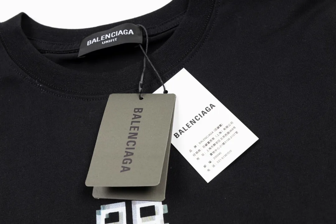 🅿️166 Detailed picture [Top version. Official website quality] BALENCI*GA/Paris. Classic style. BALENCI*GA#phantom BB direct-printed short-sleeved T-shirt. Brick cabinet synchronization. The fabric is made of Paris ZP custom-woven and dyed 100% cotton double yarn compact cotton. The weight is 260 grams, the cloth surface is clean. The cloth pattern is clear, soft and comfortable. The threads are woven and dyed with no color difference. The classic pattern is printed with Kornit direct-injection printing, which has no hand feel and a three-dimensional effect, restoring the brick cabinet. The version adopts the OS loose shoulder design. Same style for men and women. Code: BL223039 Color: black. White. Size: XS S M L